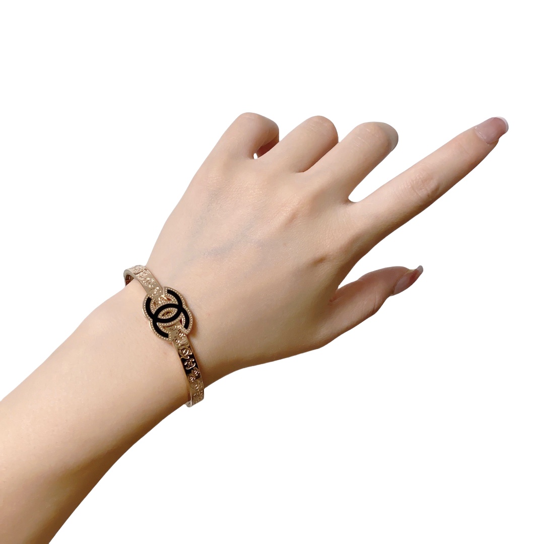CCS168 Metal embossment cc logo bangle bracelet - ccjewelryacc