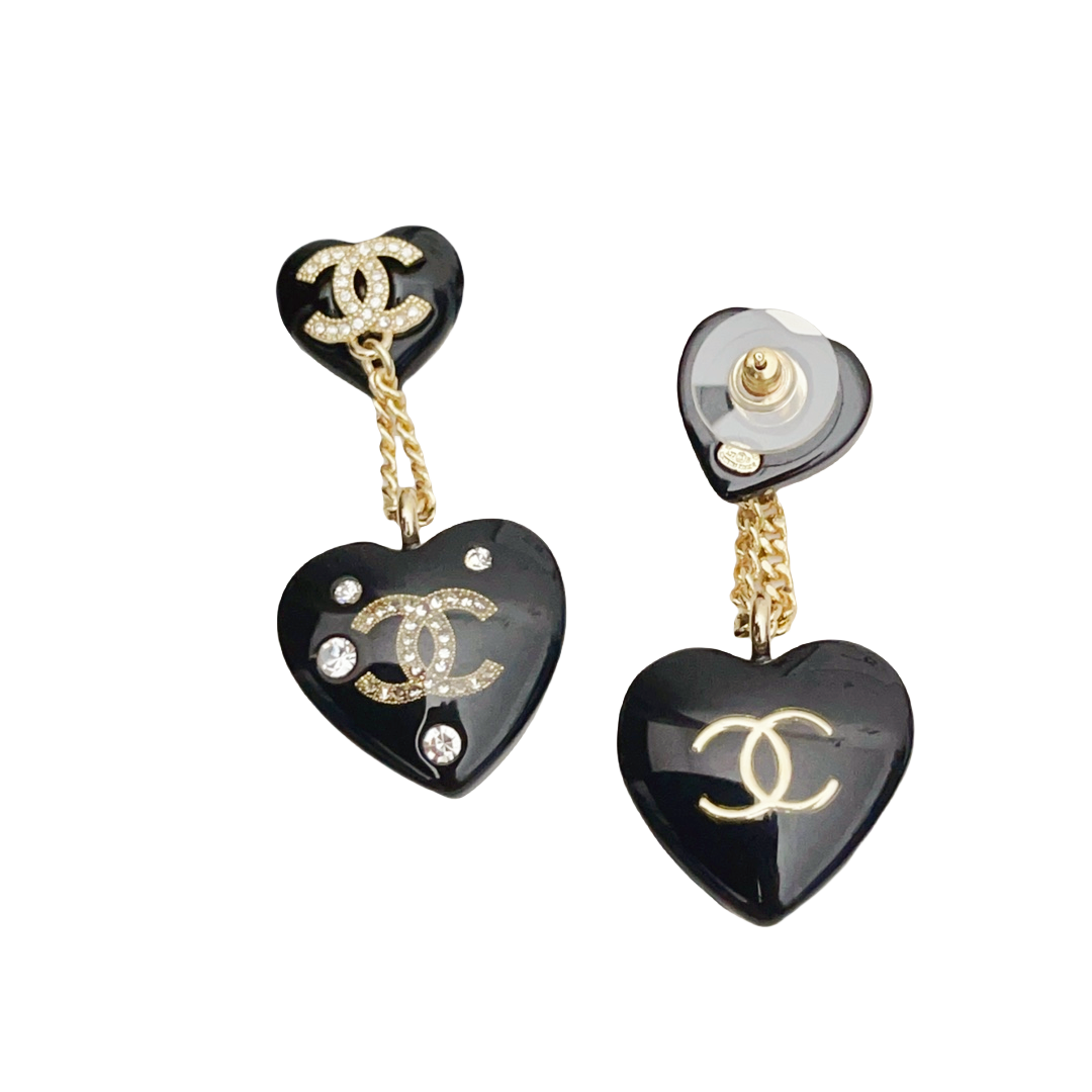 CCE265 24B Black heart with CC logo stud earring - ccjewelryacc