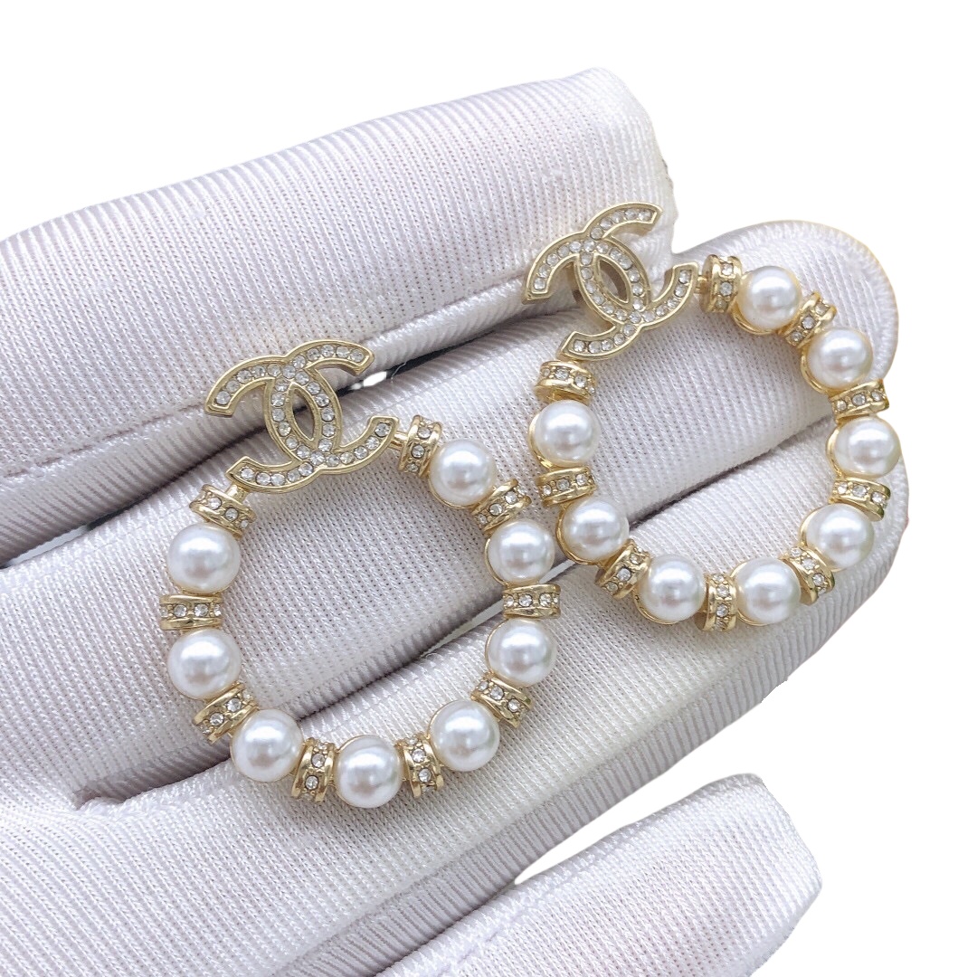 CCE030 Round pearl crystal with CC logo stud earring - ccfashionjewelry