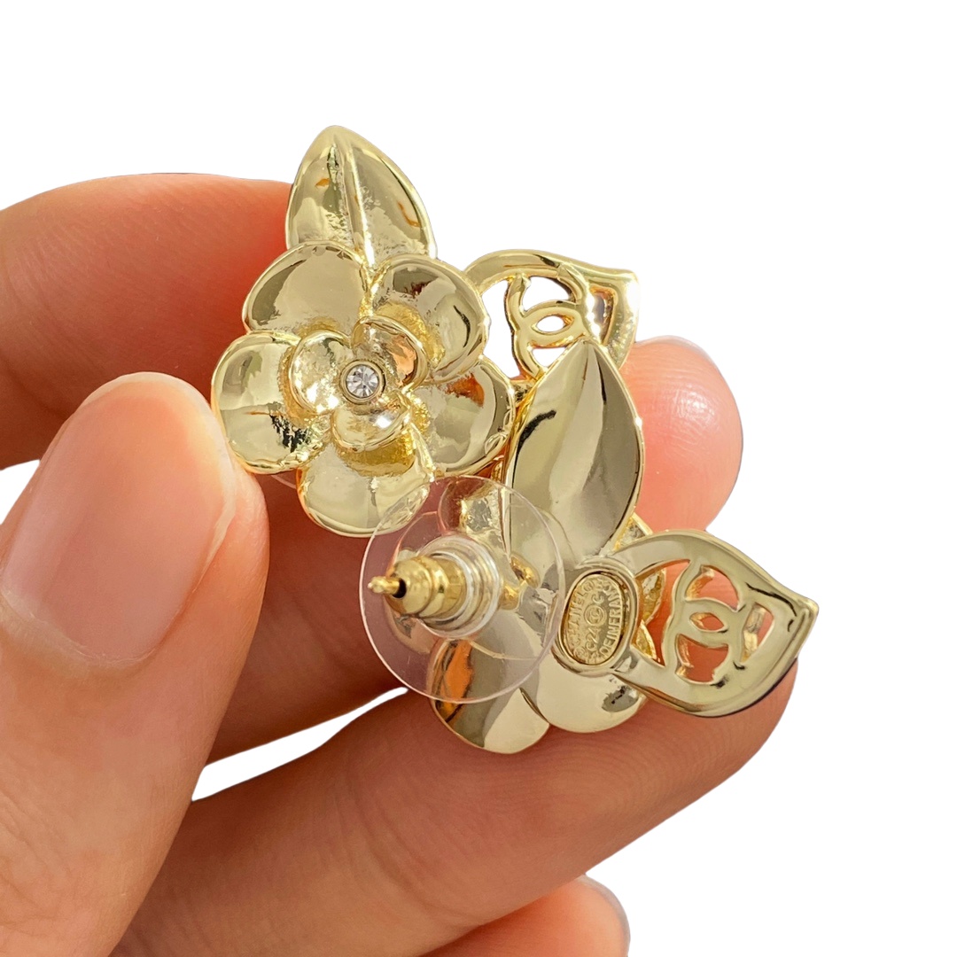 CCE845 24B camellia flower with cc logo stud earring - ccjewelryacc