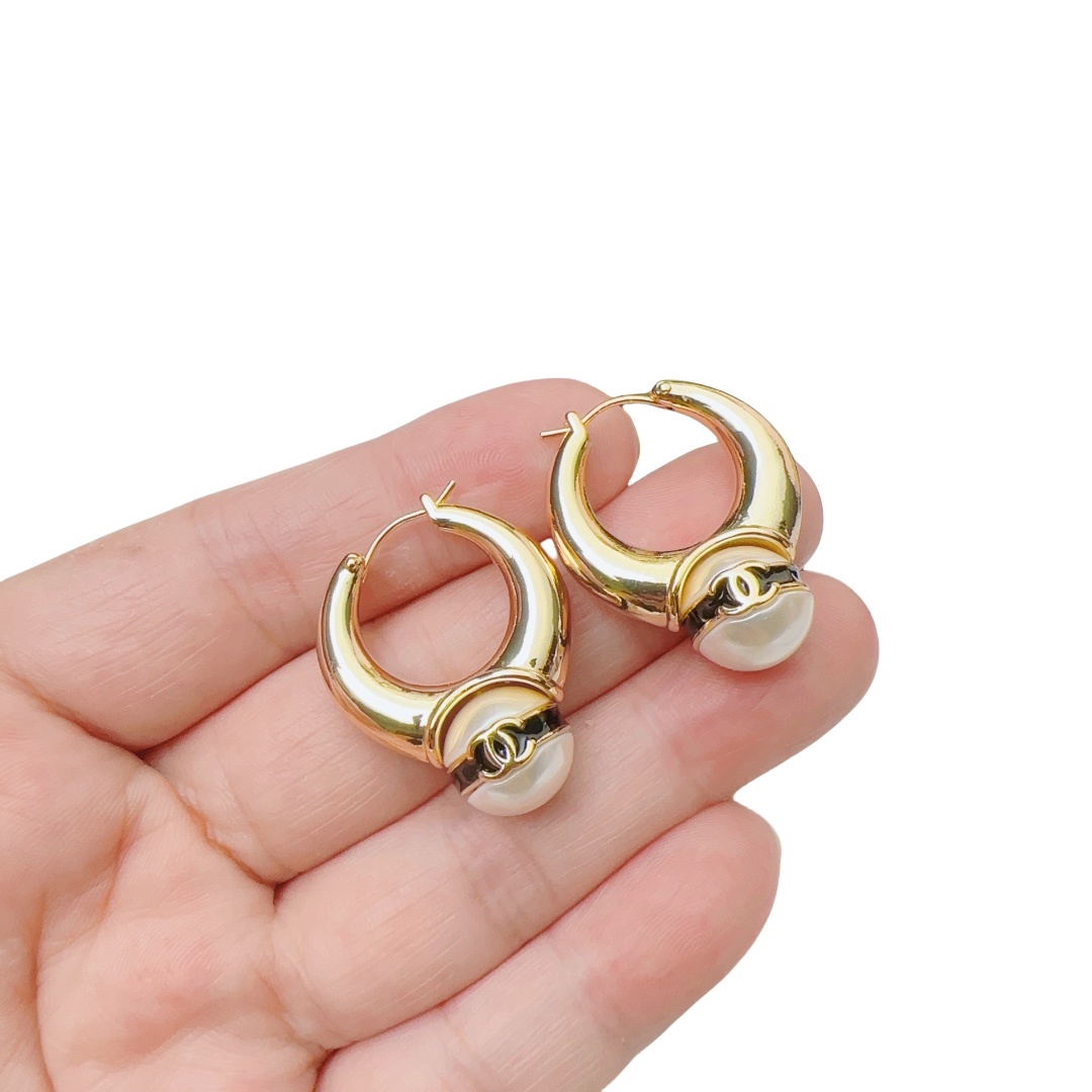 CCE143 Pearl bean black enamel double C earring - ccjewelryacc