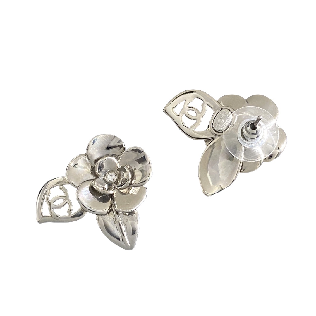 CCE845 24B camellia flower with cc logo stud earring - ccjewelryacc