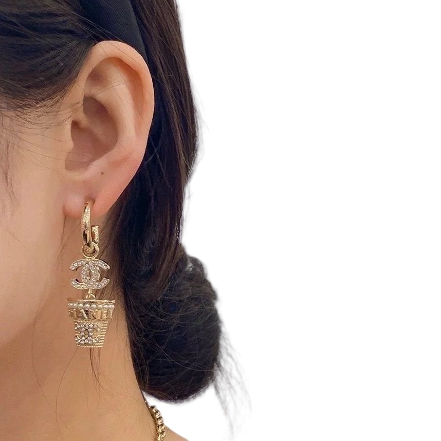 CCE057 Crystal and pearl flowerpot with flower with CC logo stud earring - ccjewelryacc