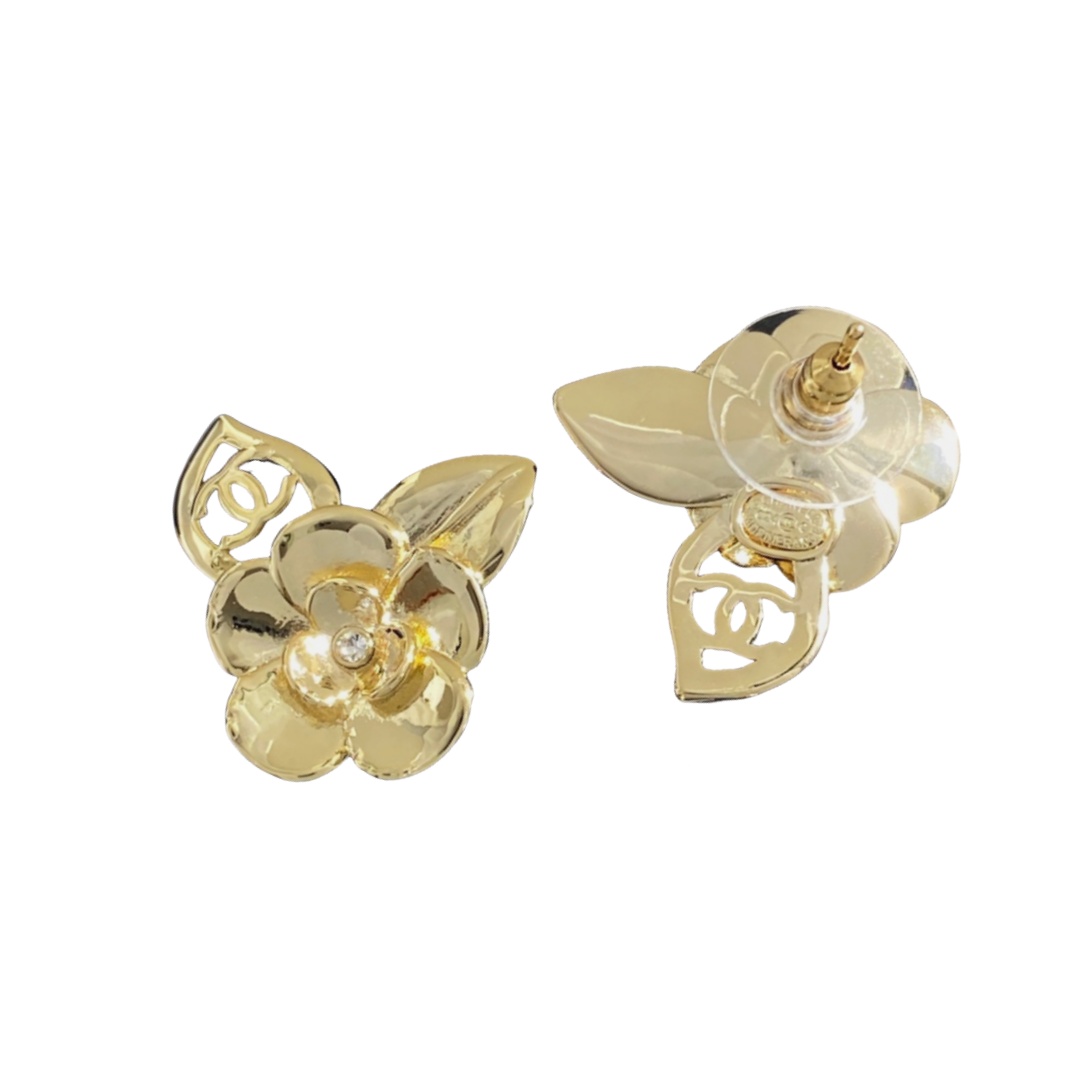 CCE845 24B camellia flower with cc logo stud earring - ccjewelryacc