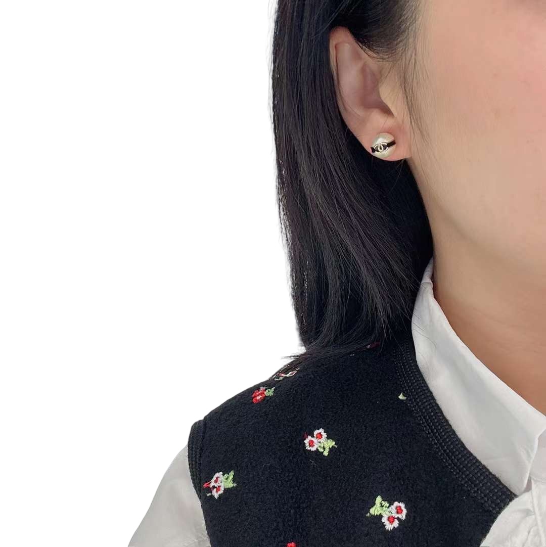 CCE143 Pearl bean black enamel double C earring - ccjewelryacc