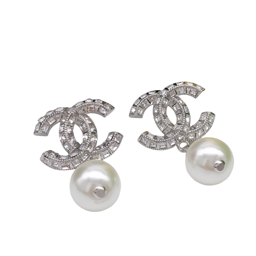 CCE156 Crystal sparkling CC Logo earrings - ccjewelryacc