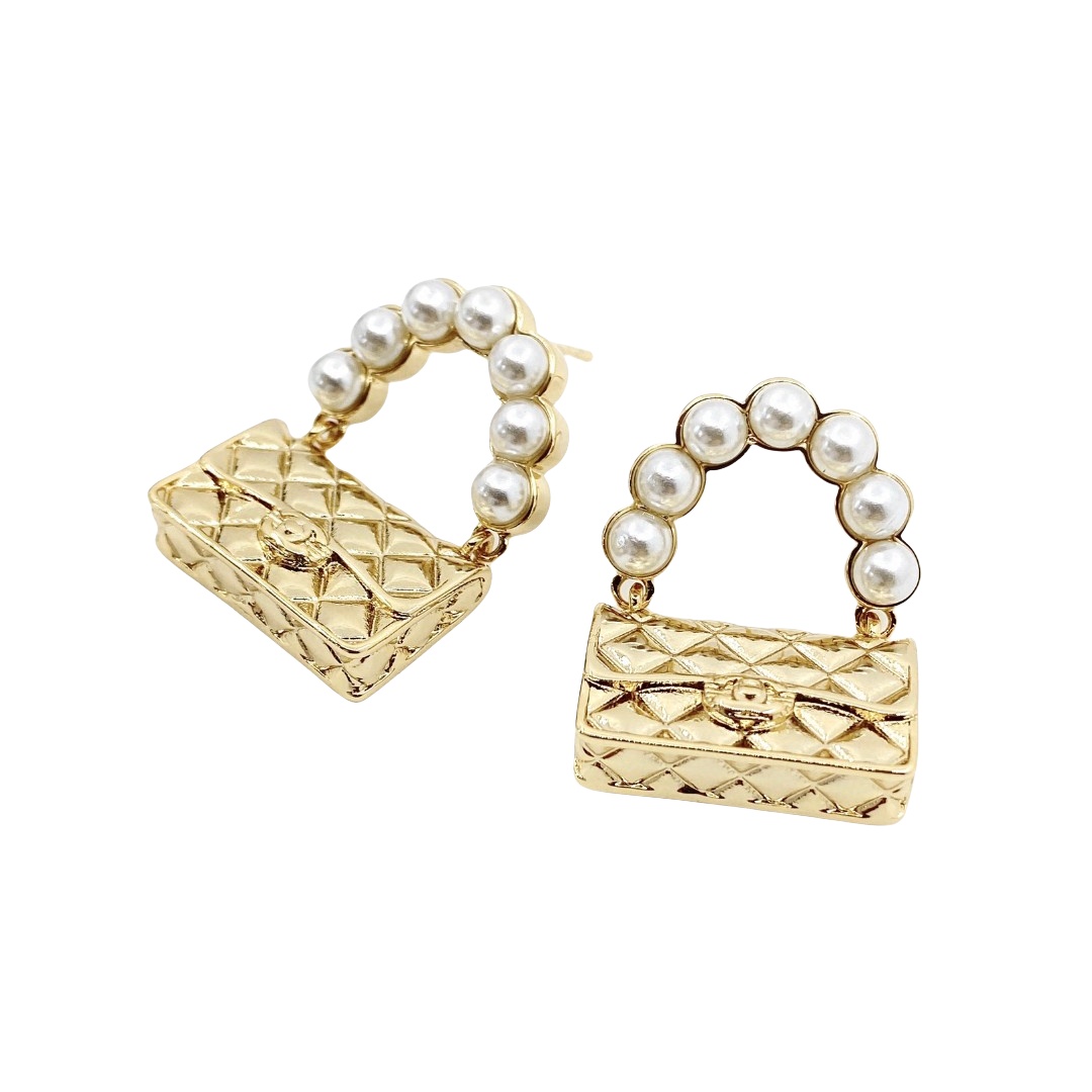 CCE182 Metal gold bag and pearls with CC logo earring - ccjewelryacc