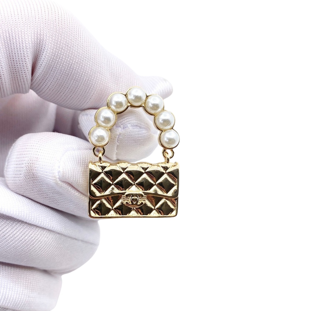 CCE182 Metal gold bag and pearls with CC logo earring - ccjewelryacc