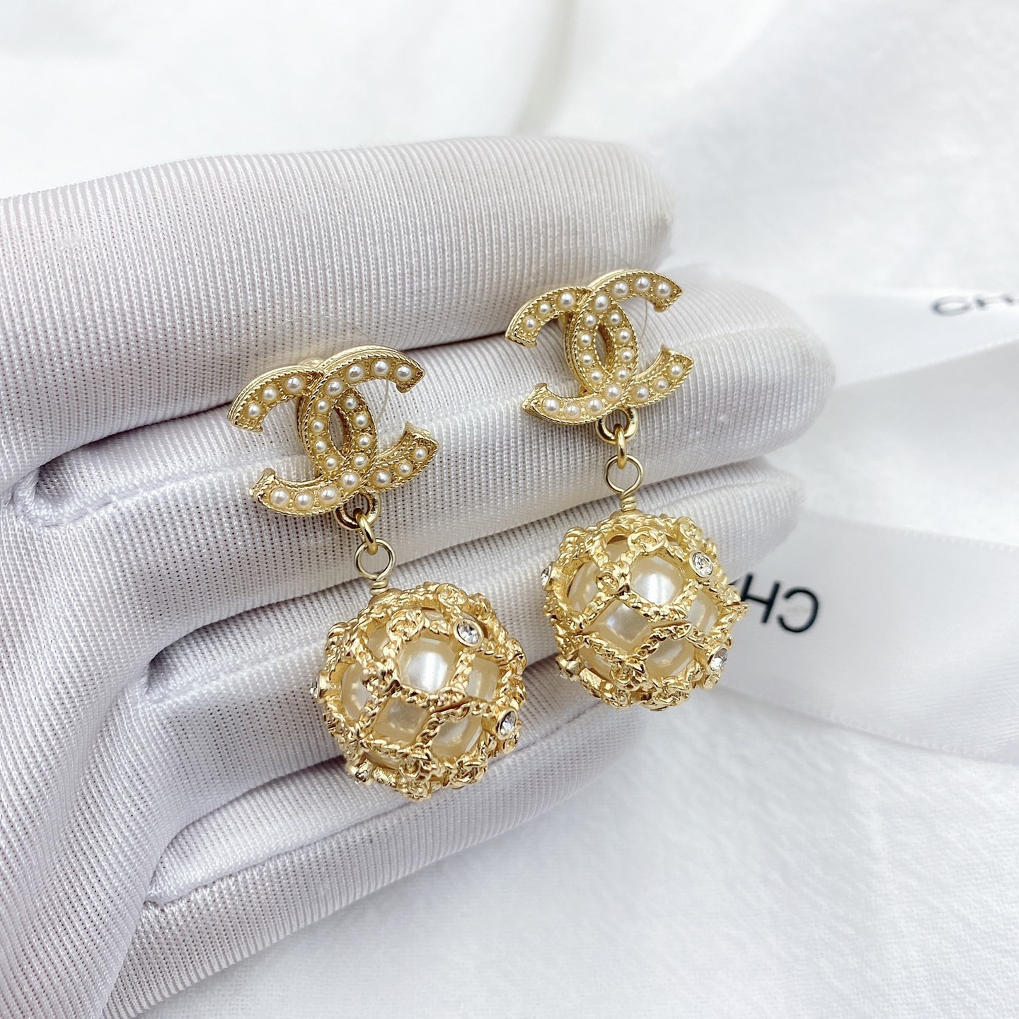 CCE624 Metal Hollow mesh ball pearl and cc logo drop earring - ccjewelryacc