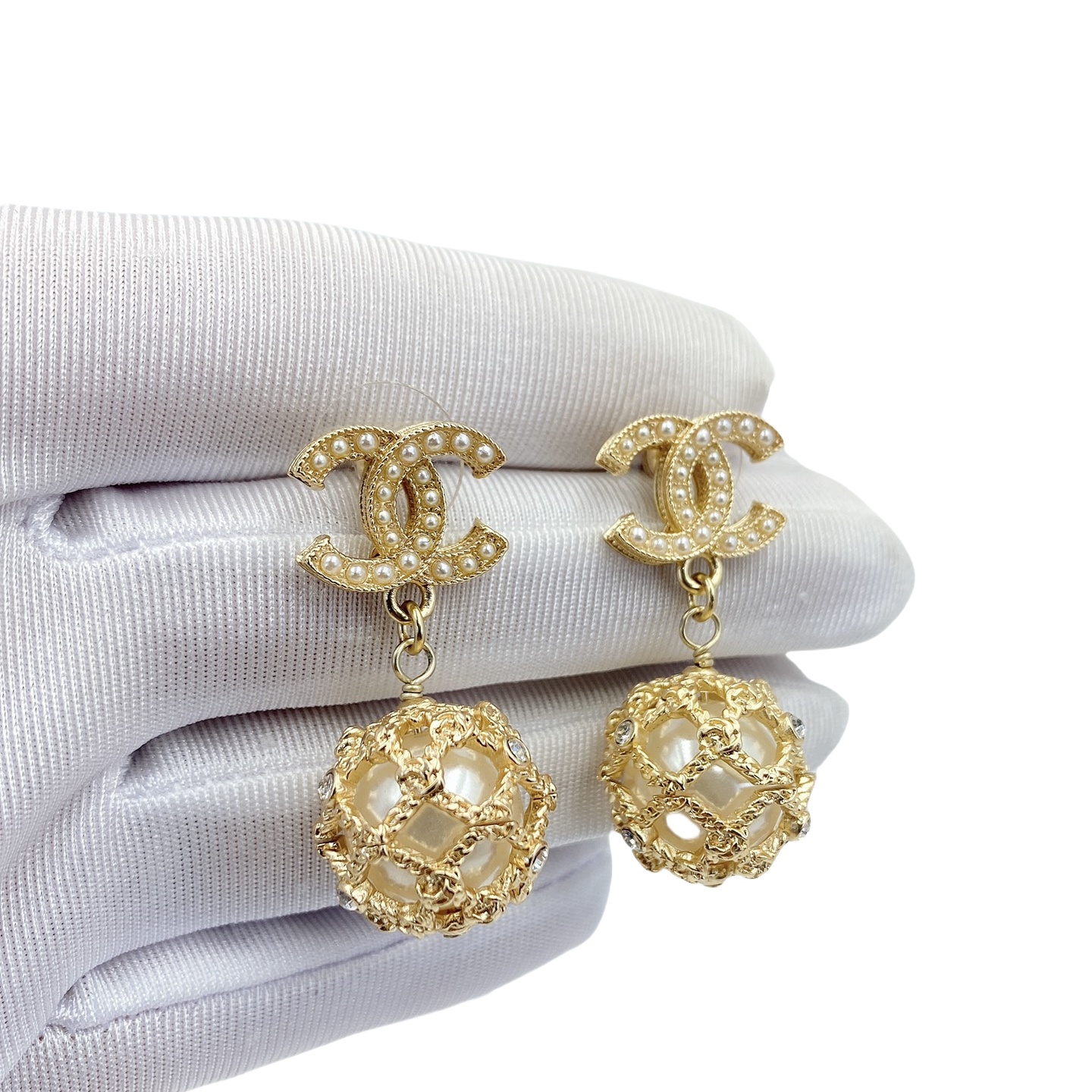 CCE624 Metal Hollow mesh ball pearl and cc logo drop earring - ccjewelryacc