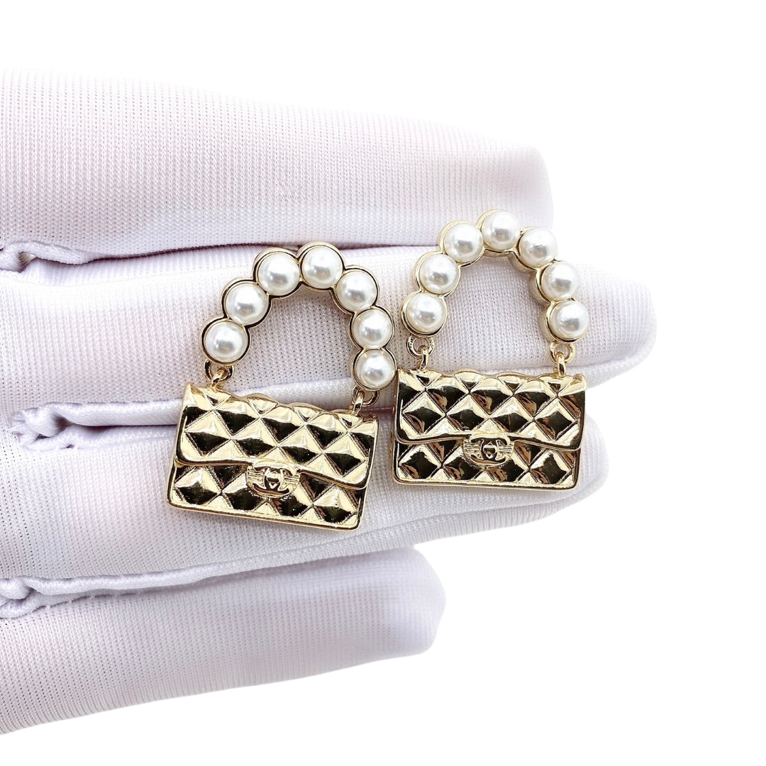 CCE182 Metal gold bag and pearls with CC logo earring - ccjewelryacc
