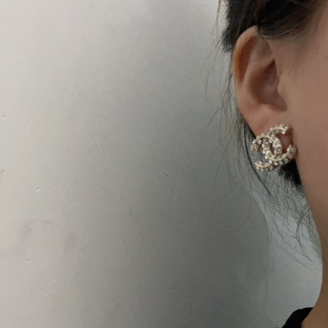 CCE156 Crystal sparkling CC Logo earrings - ccjewelryacc