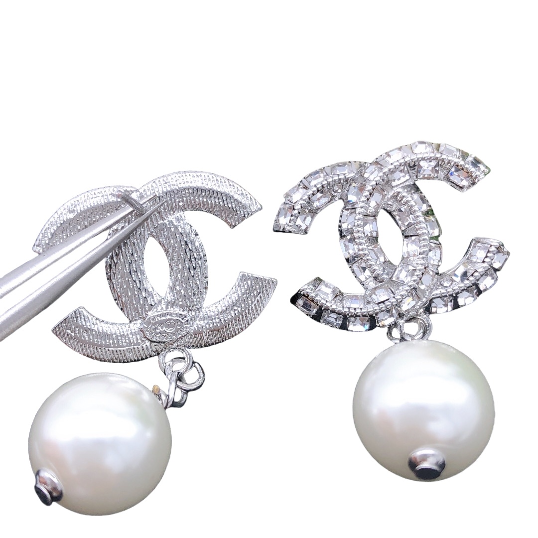 CCE156 Crystal sparkling CC Logo earrings - ccjewelryacc