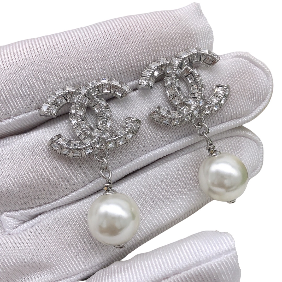 CCE156 Crystal sparkling CC Logo earrings - ccjewelryacc