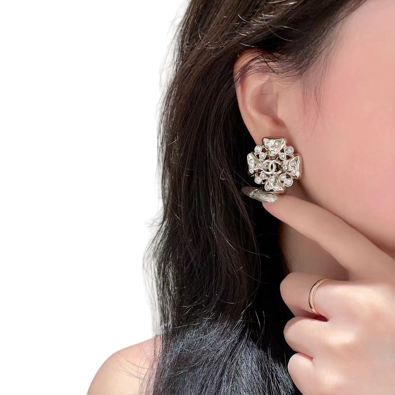 CCE846 24B Round piercing with cc logo stud earring - ccjewelryacc