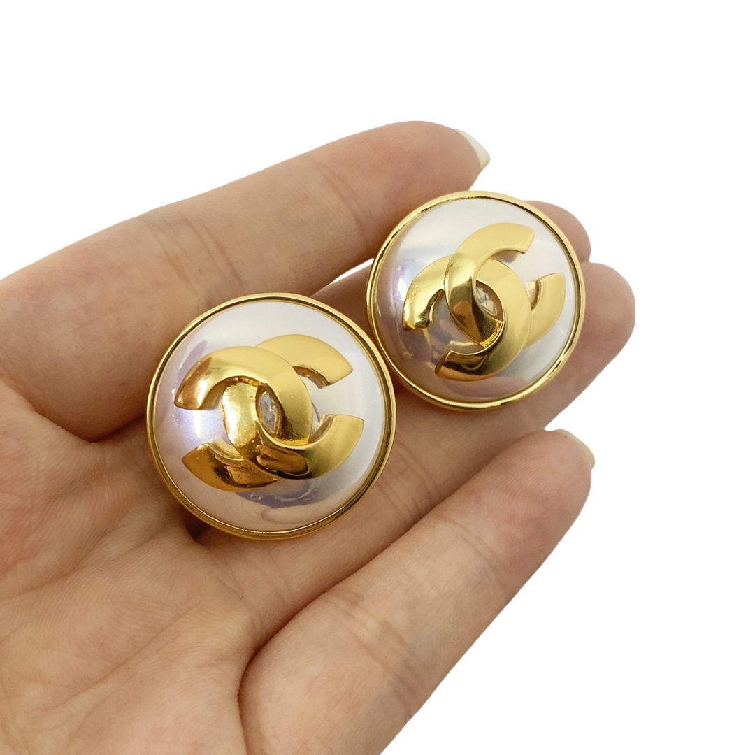 CCE252 Metal and mother of pearl with CC logo earring clip - ccjewelryacc