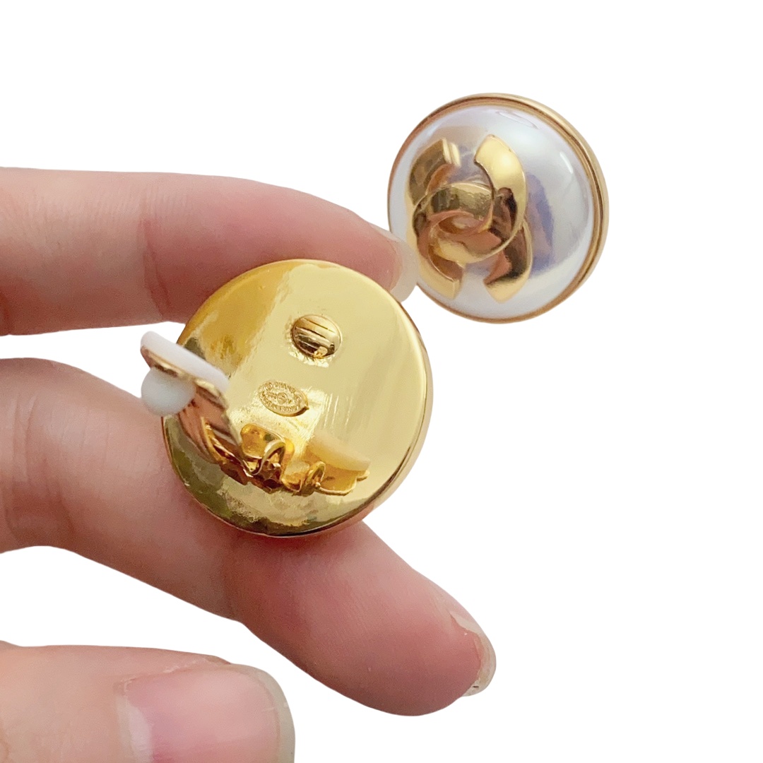 CCE252 Metal and mother of pearl with CC logo earring clip - ccjewelryacc