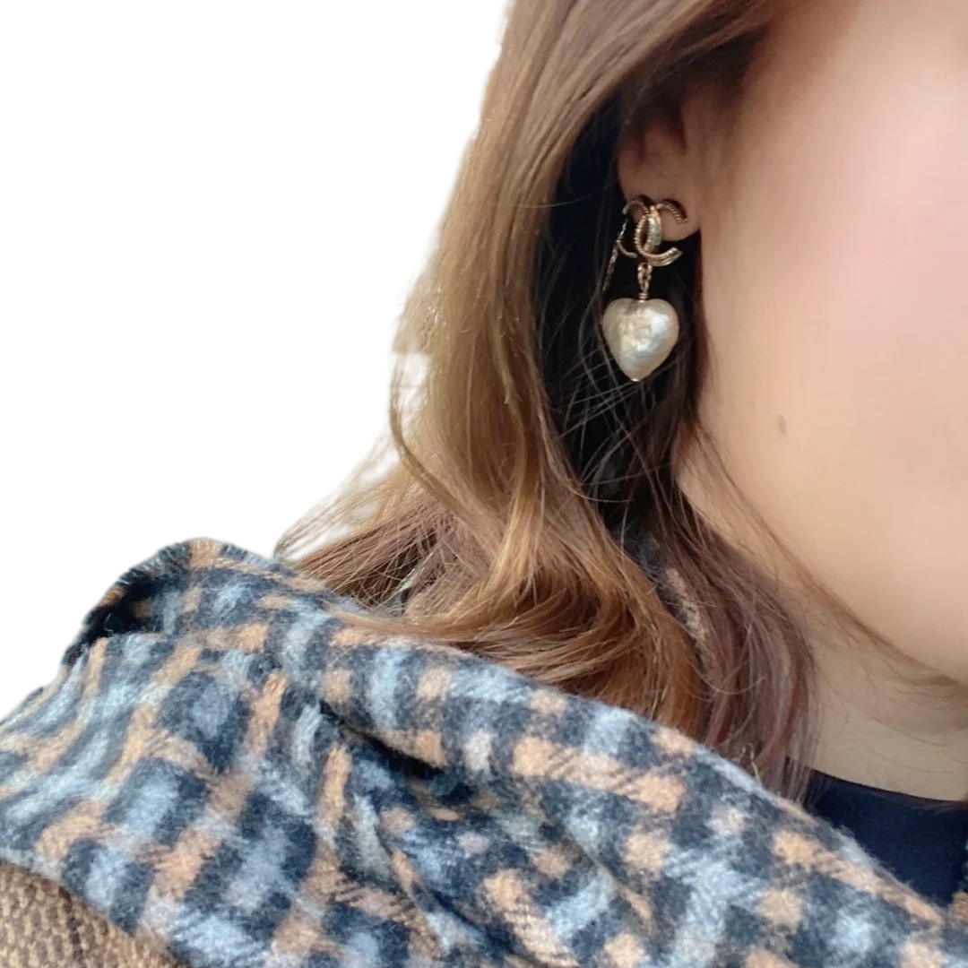 CCE061 White resin heart with CC logo earring - ccjewelryacc