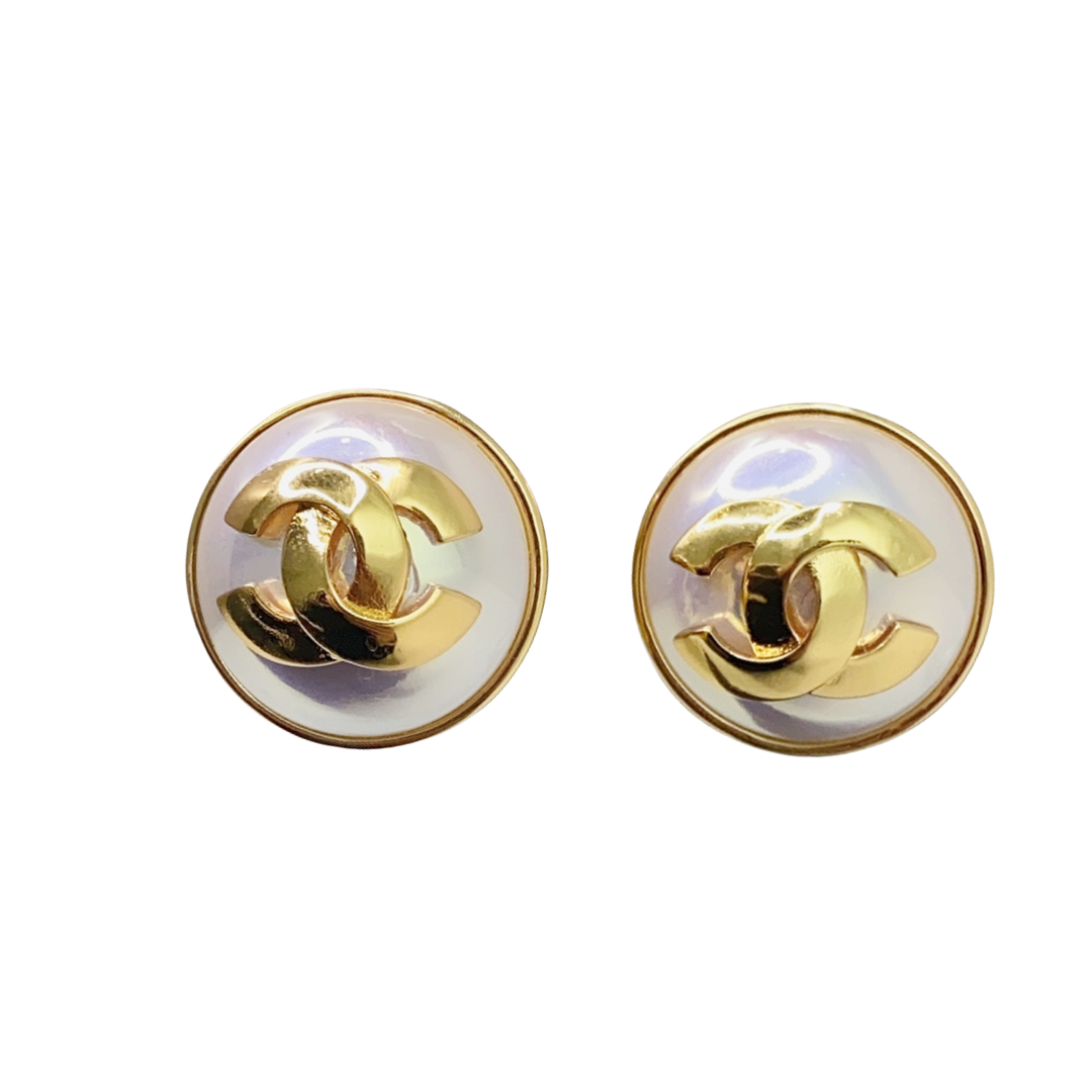 CCE252 Metal and mother of pearl with CC logo earring clip - ccfashionjewelry