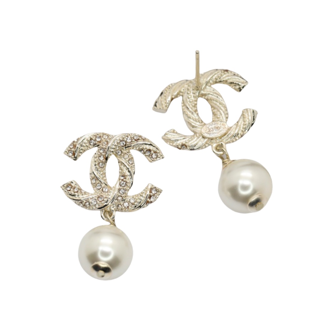 CCE168Z Metal twist with crystal CC logo stud earring - ccjewelryacc