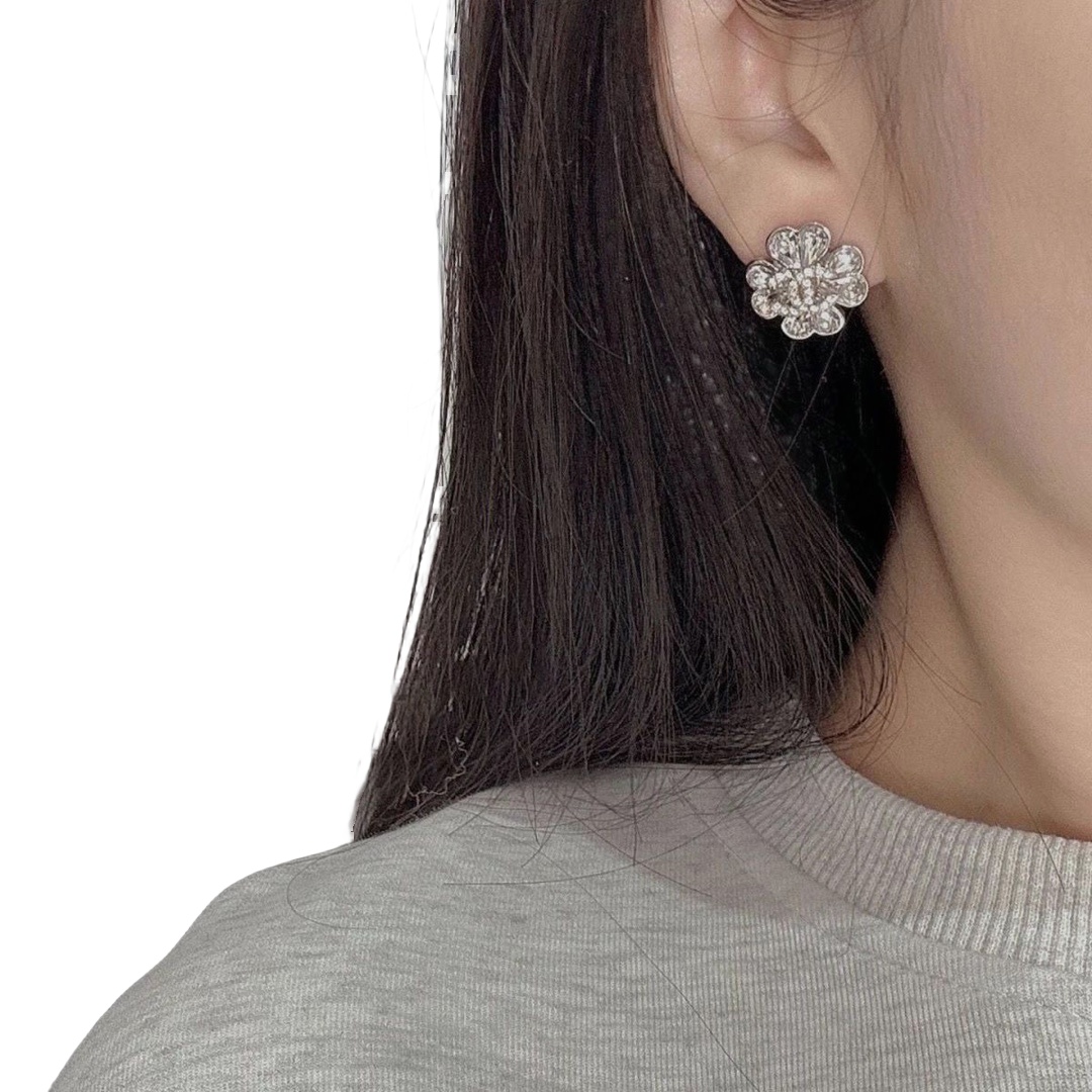 CCE058 Two-Tone Silver and Gold Heart-Shaped Crystal Four-Leaf Clover Stud Earrings - ccjewelryacc