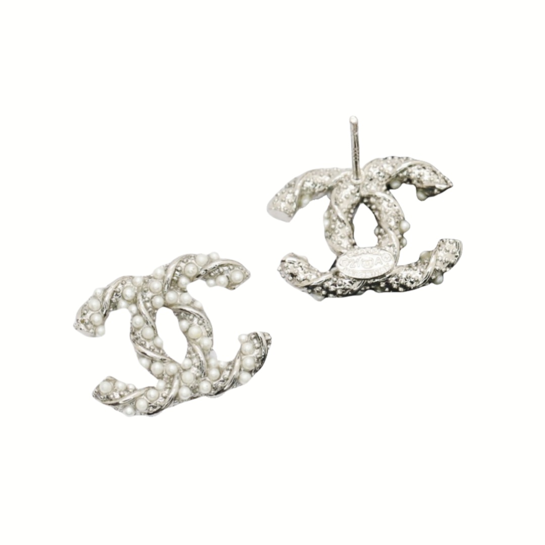 CCE168P Metal twist with pearls CC logo stud earring - ccjewelryacc