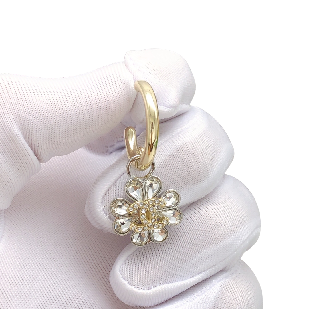 CCE058 Two-Tone Silver and Gold Heart-Shaped Crystal Four-Leaf Clover Stud Earrings - ccjewelryacc