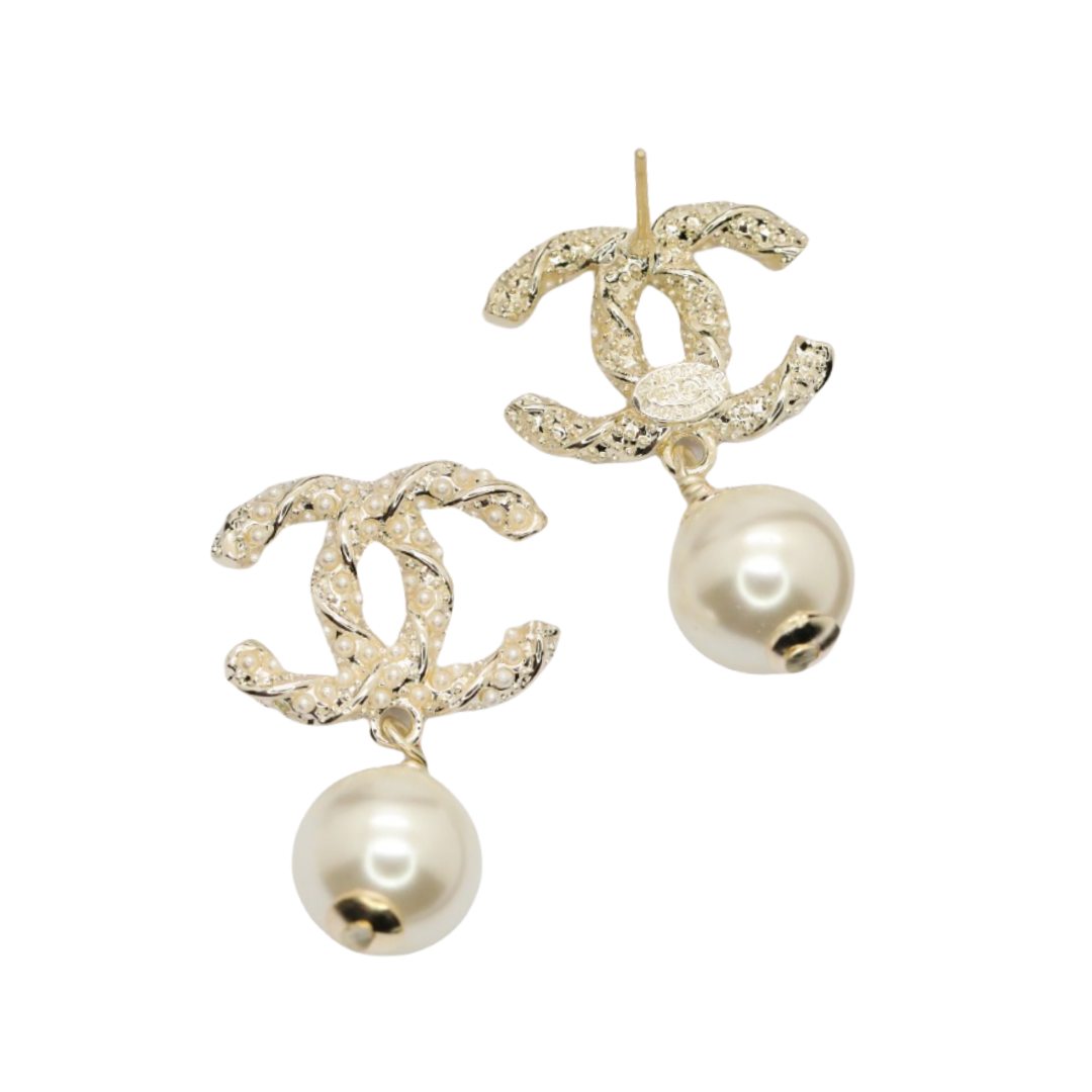 CCE168P Metal twist with pearls CC logo stud earring - ccjewelryacc