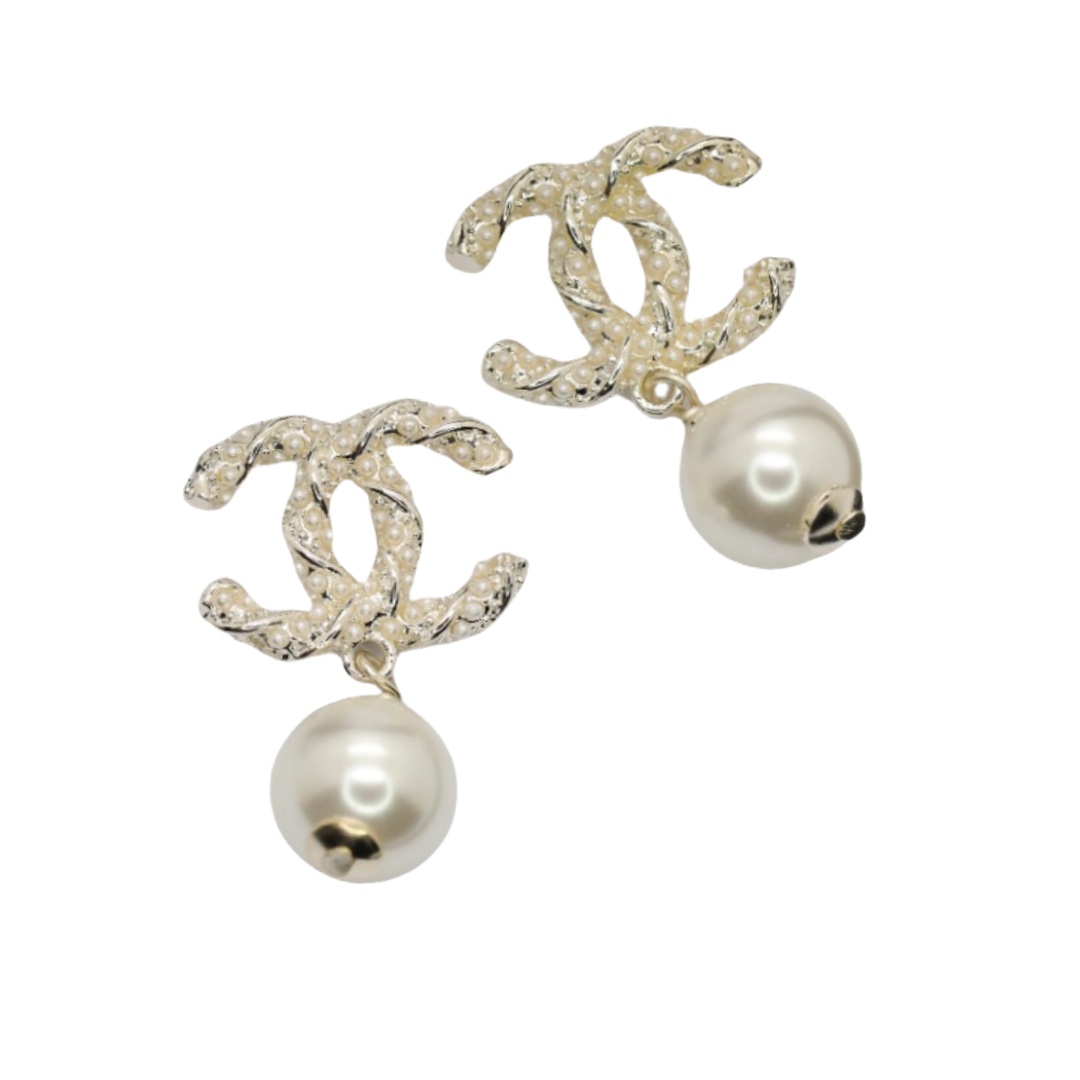 CCE168P Metal twist with pearls CC logo stud earring - ccjewelryacc