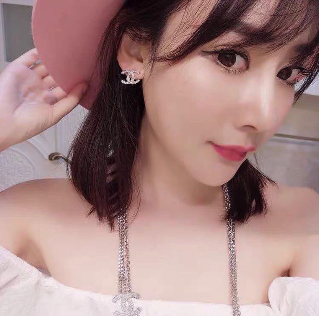 CCE168Z Metal twist with crystal CC logo stud earring - ccjewelryacc