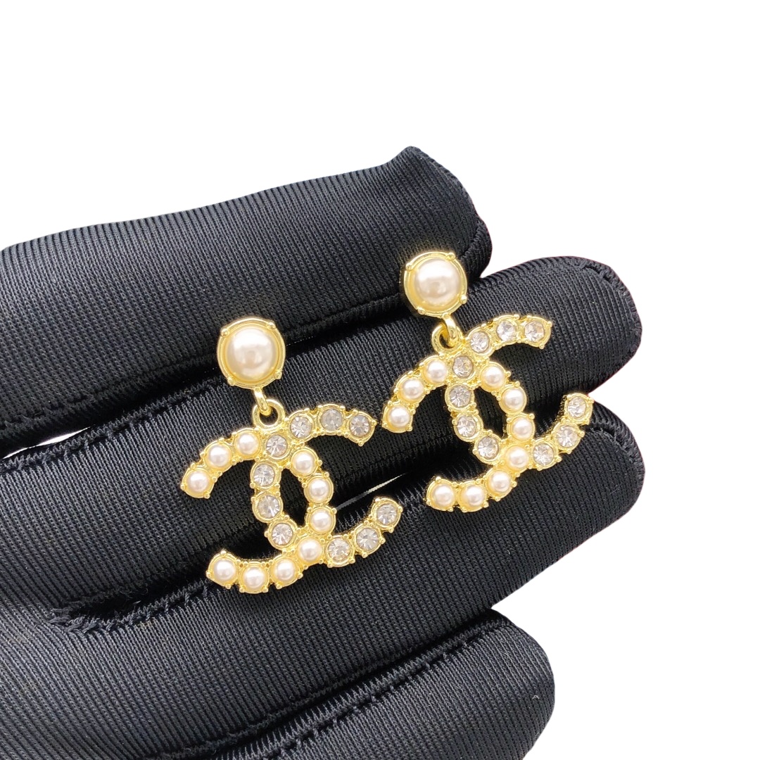 CCE070 Crystal and pearl CC logo stud earring - ccjewelryacc