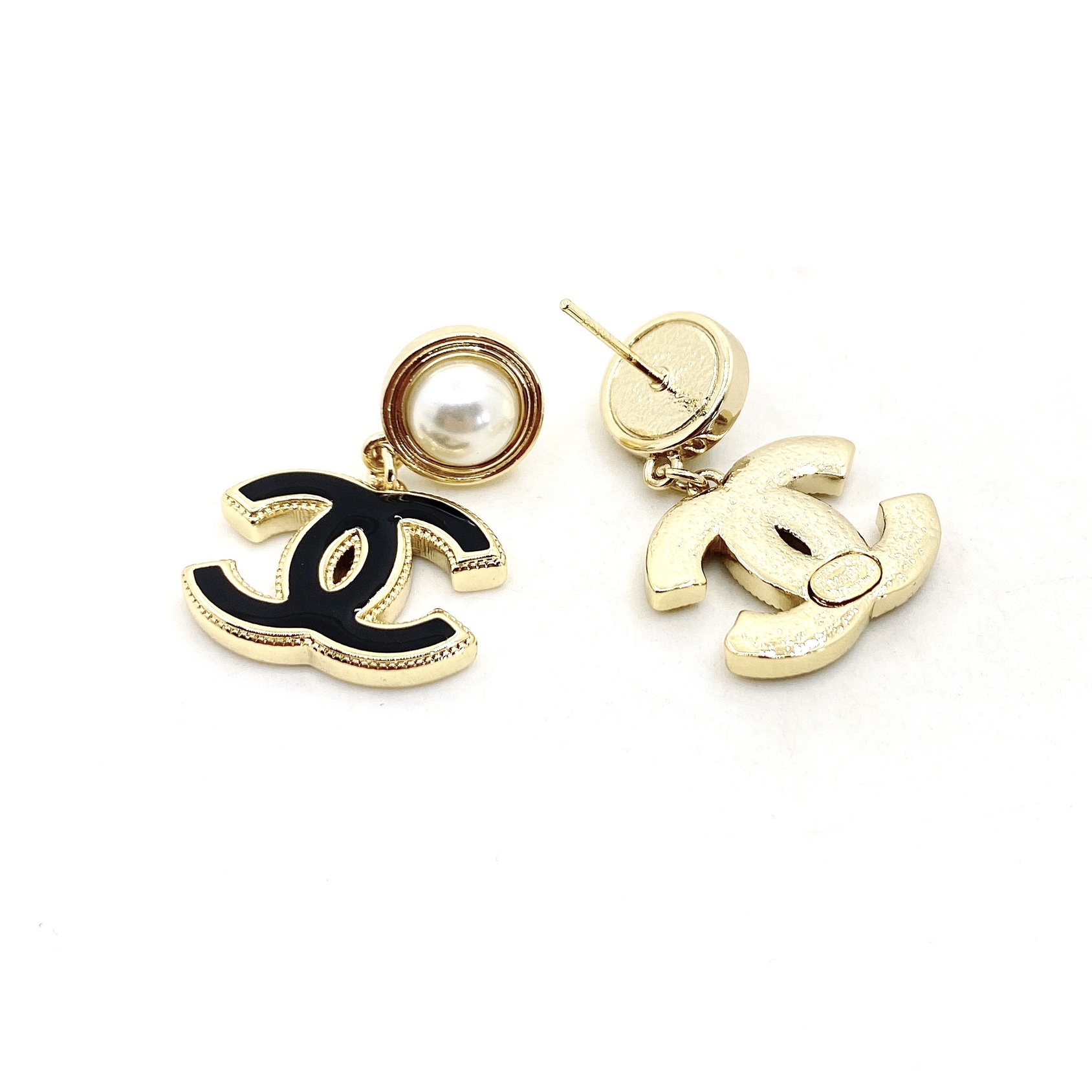 CCE297 Black and white enamel CC logo Earring - ccjewelryacc