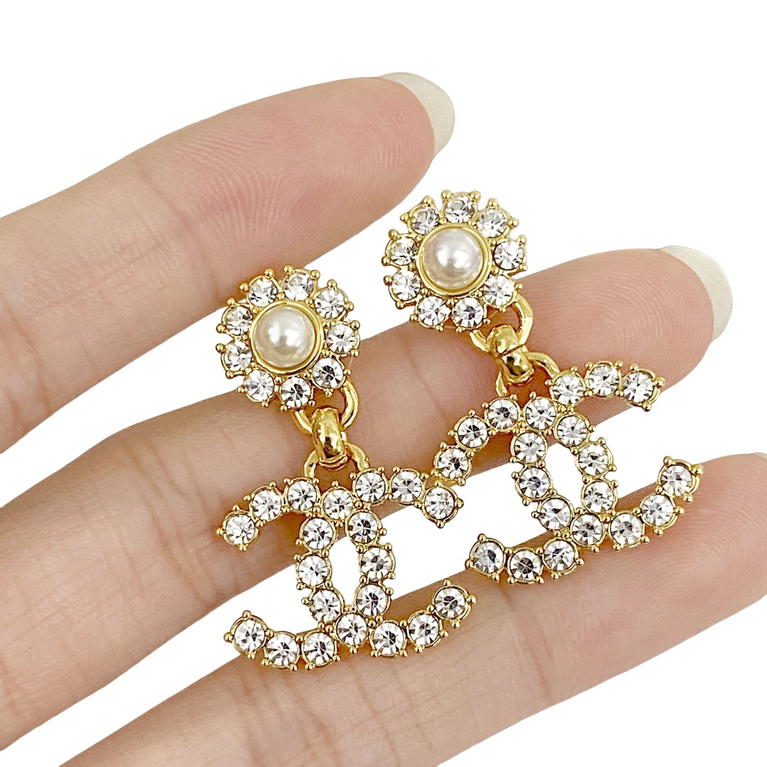 CCE754 Crystal pearl flower with black crystal cc logo drop earring - ccjewelryacc