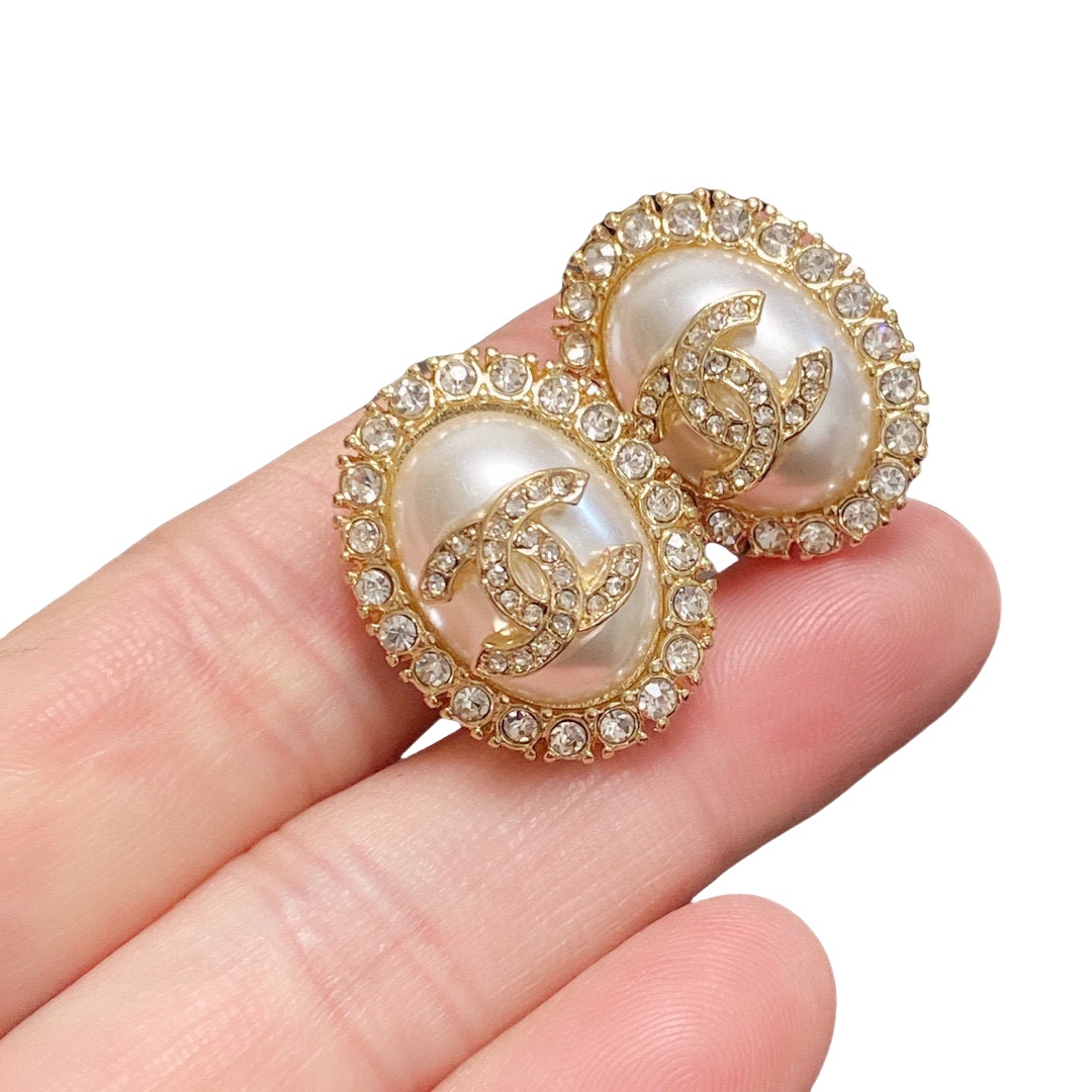 CCE194 Oval Pearl with crystal CC stud earring - ccjewelryacc