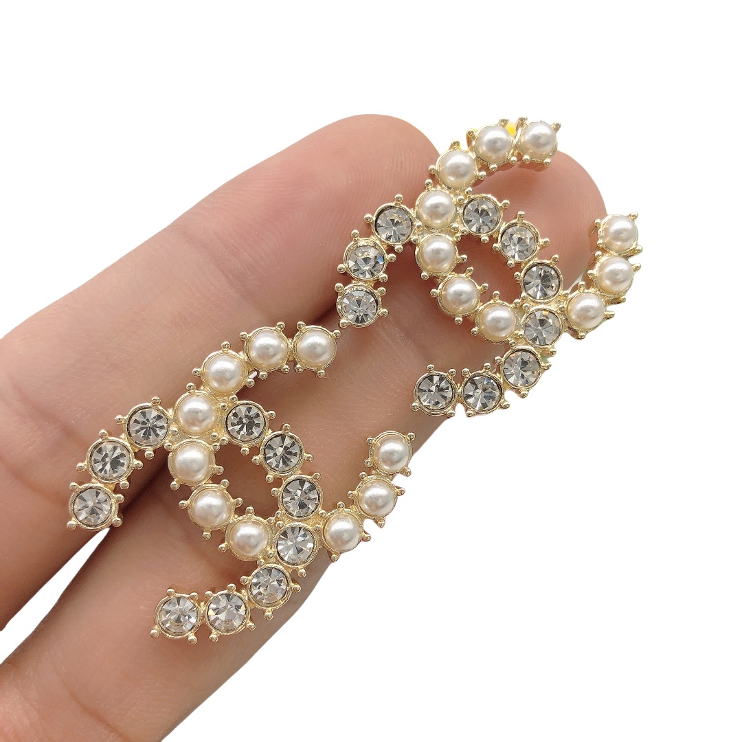 CCE070 Crystal and pearl CC logo stud earring - ccjewelryacc
