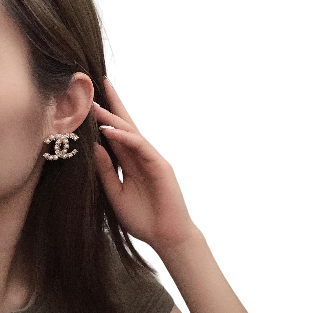 CCE070 Crystal and pearl CC logo stud earring - ccjewelryacc