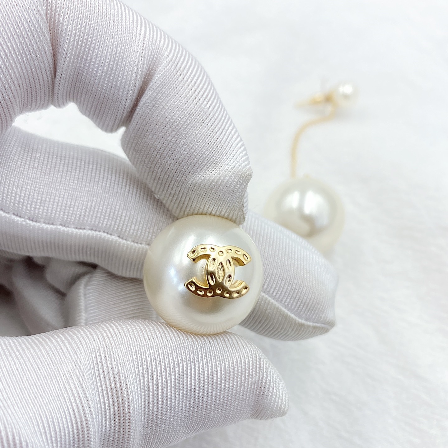 CCE620  Chanel pearl Drop Earring with cc logo - ccjewelryacc