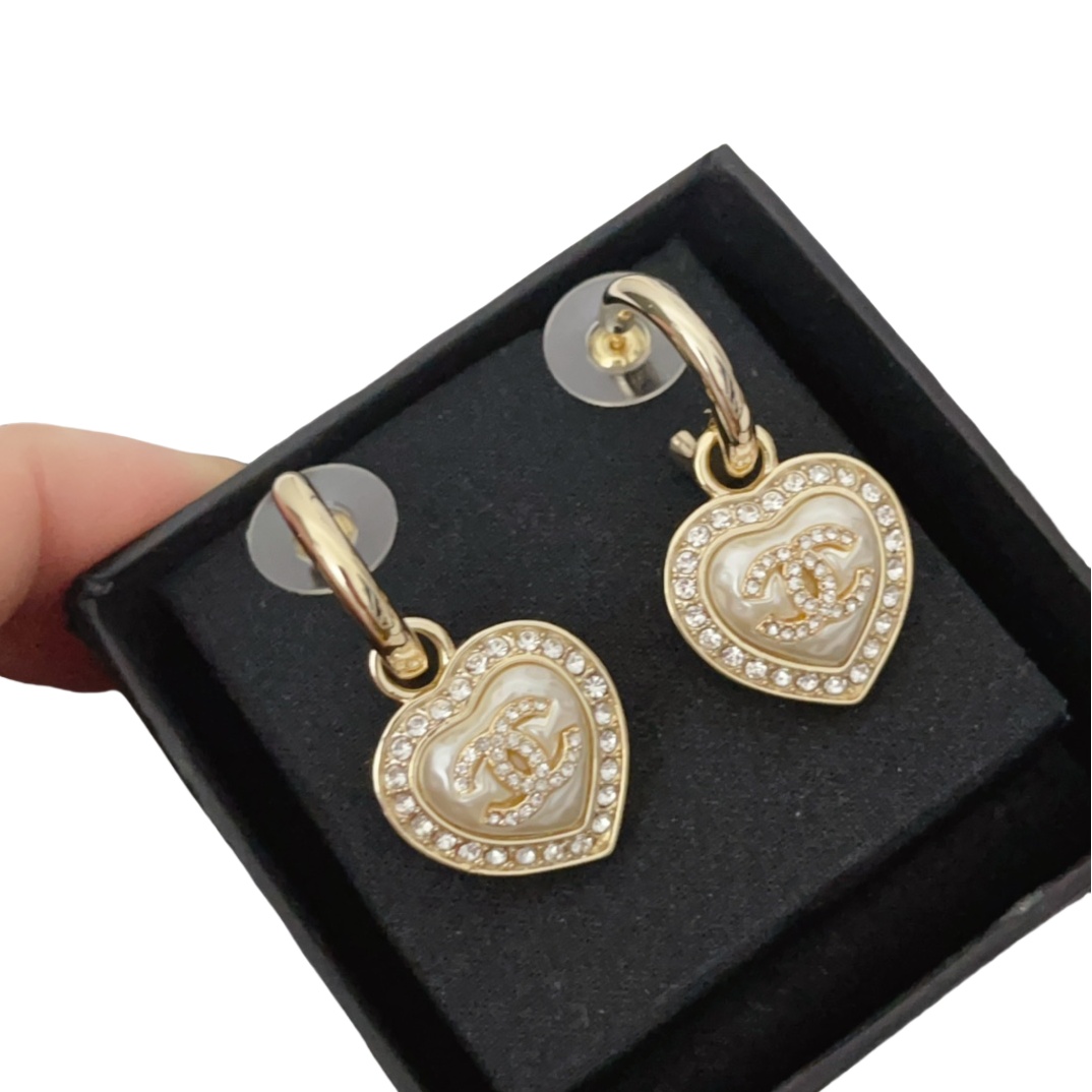 CCE260 Chanel resin heart with crystal with cc logo earrings - ccjewelryacc