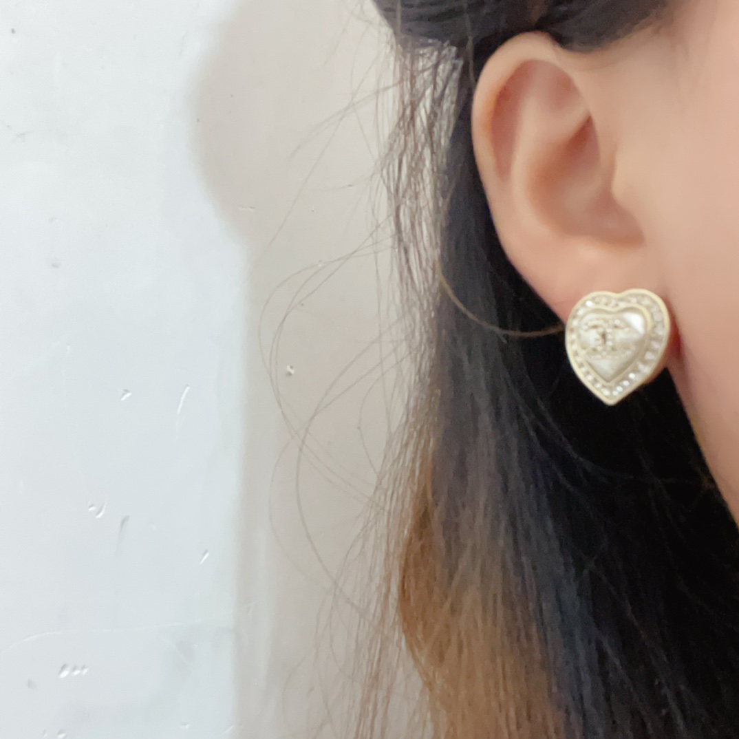 CCE260 Chanel resin heart with crystal with cc logo earrings - ccjewelryacc