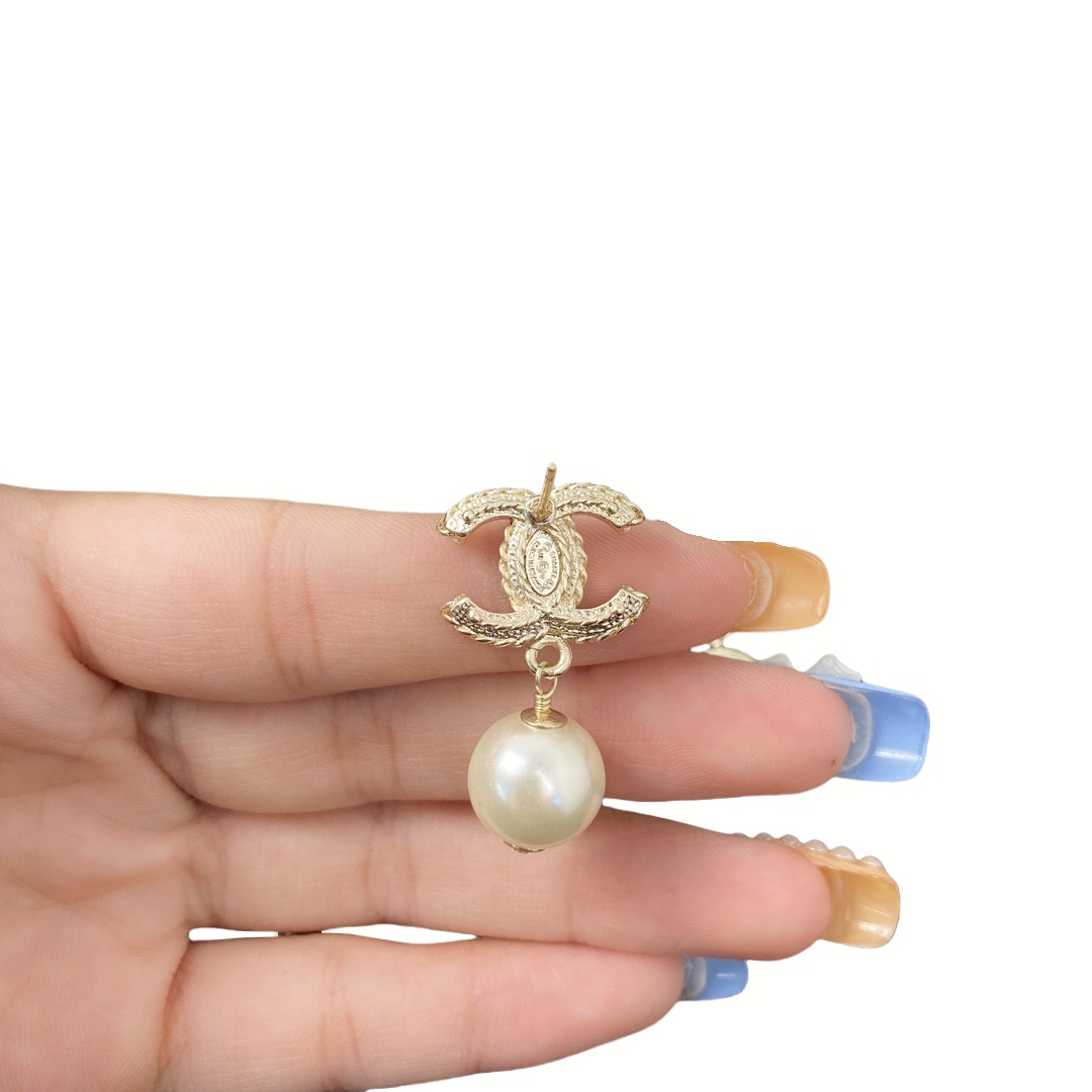 CCE596 Chanel black and white crystal stud earrings - ccjewelryacc