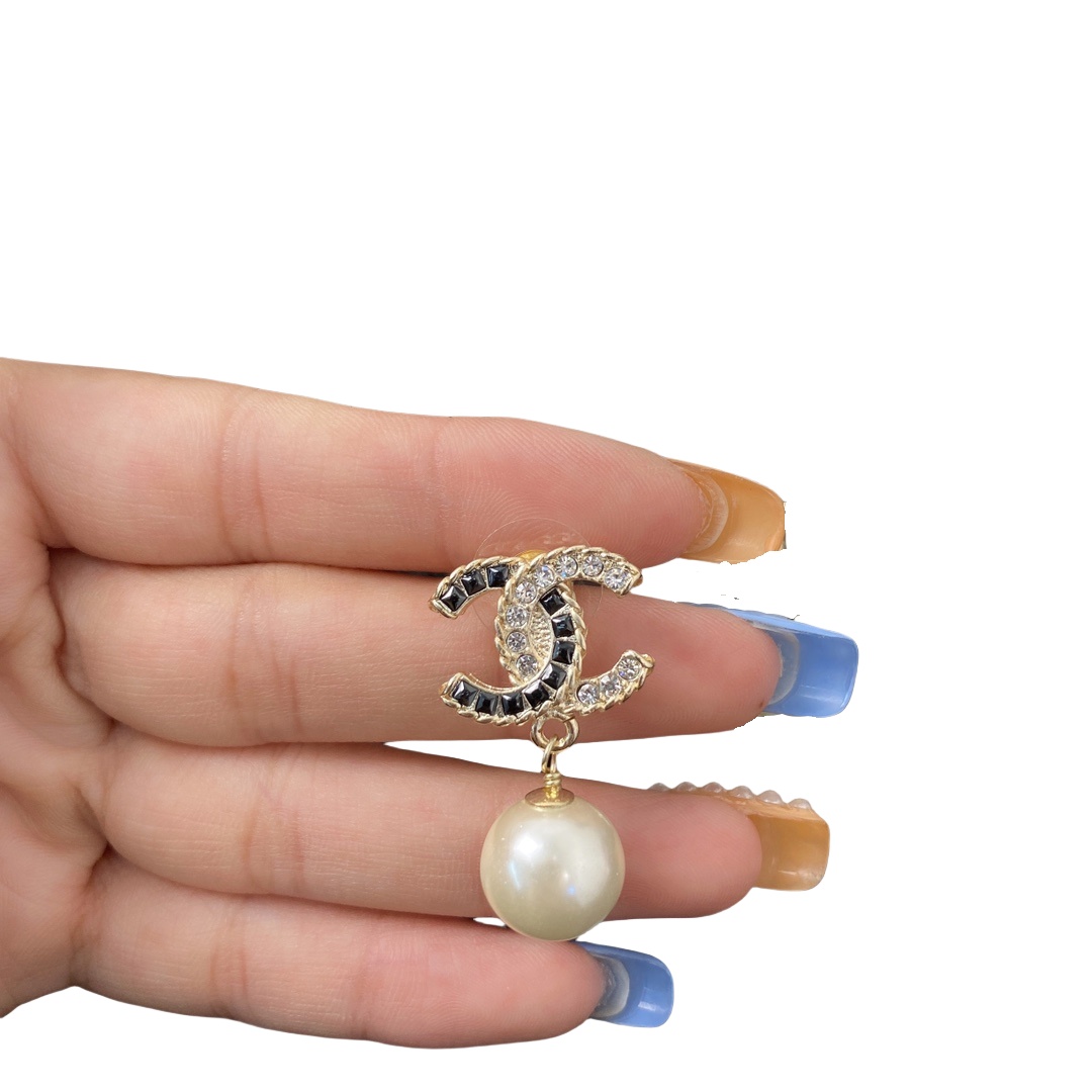 CCE596 Chanel black and white crystal stud earrings - ccjewelryacc