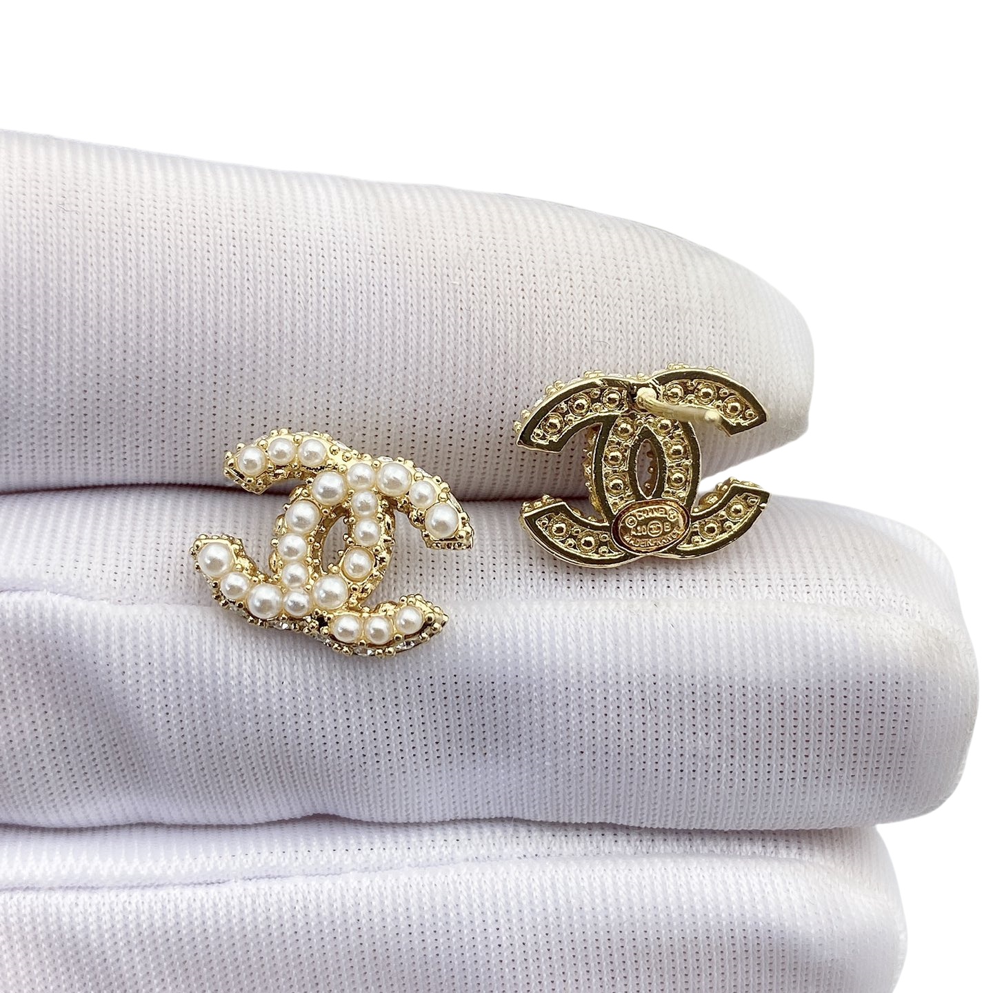 CCE163 Chanel metal and pearls CC logo stud earring - ccjewelryacc