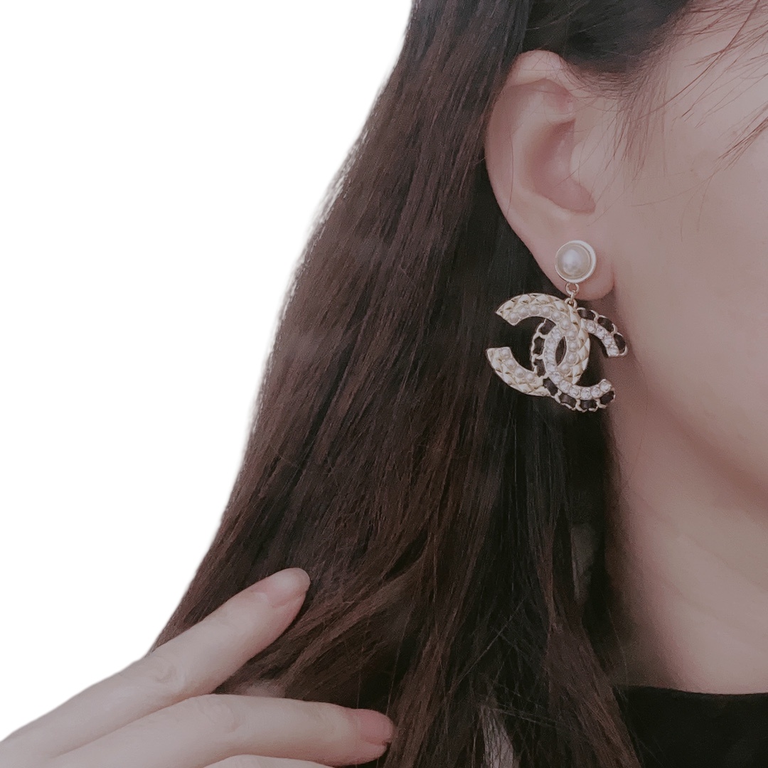 CCE435 Chanel metal leather with crystal and pearl stud earrings - ccjewelryacc