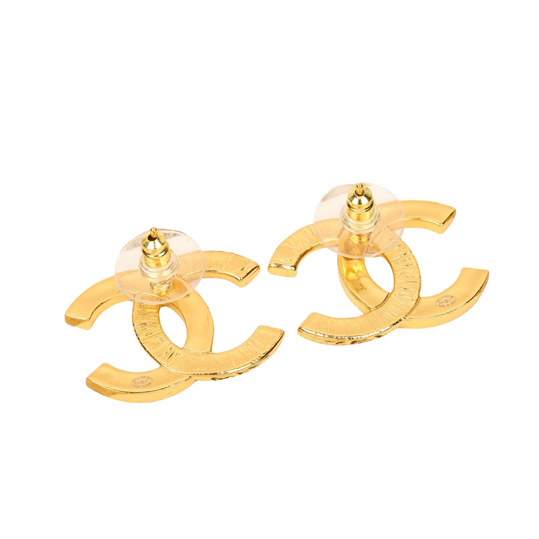 CCE290 Chanel 24p metal gold embossment and black enamel asymmetry CC logo stud Earring - ccjewelryacc