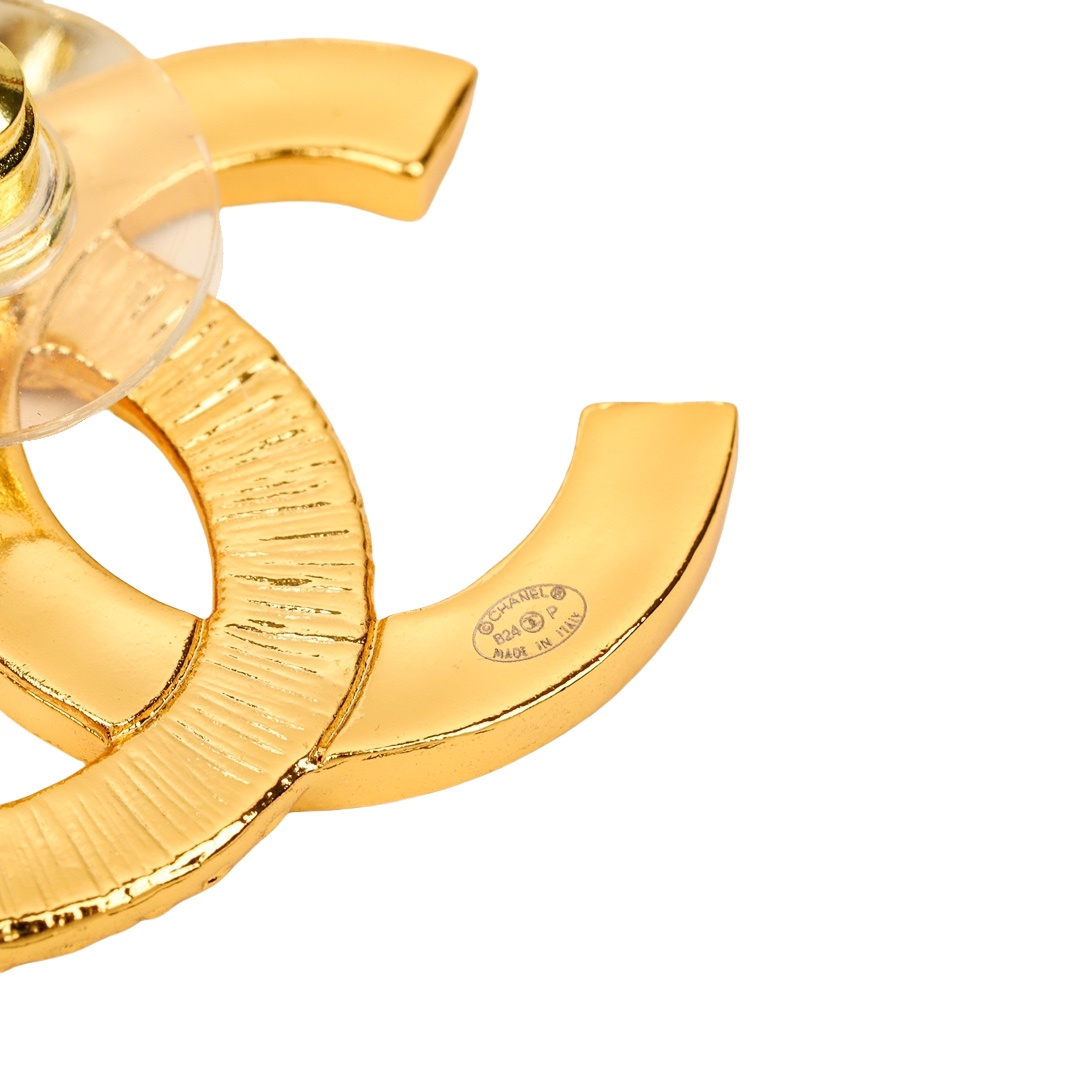 CCE290 Chanel 24p metal gold embossment and black enamel asymmetry CC logo stud Earring - ccjewelryacc