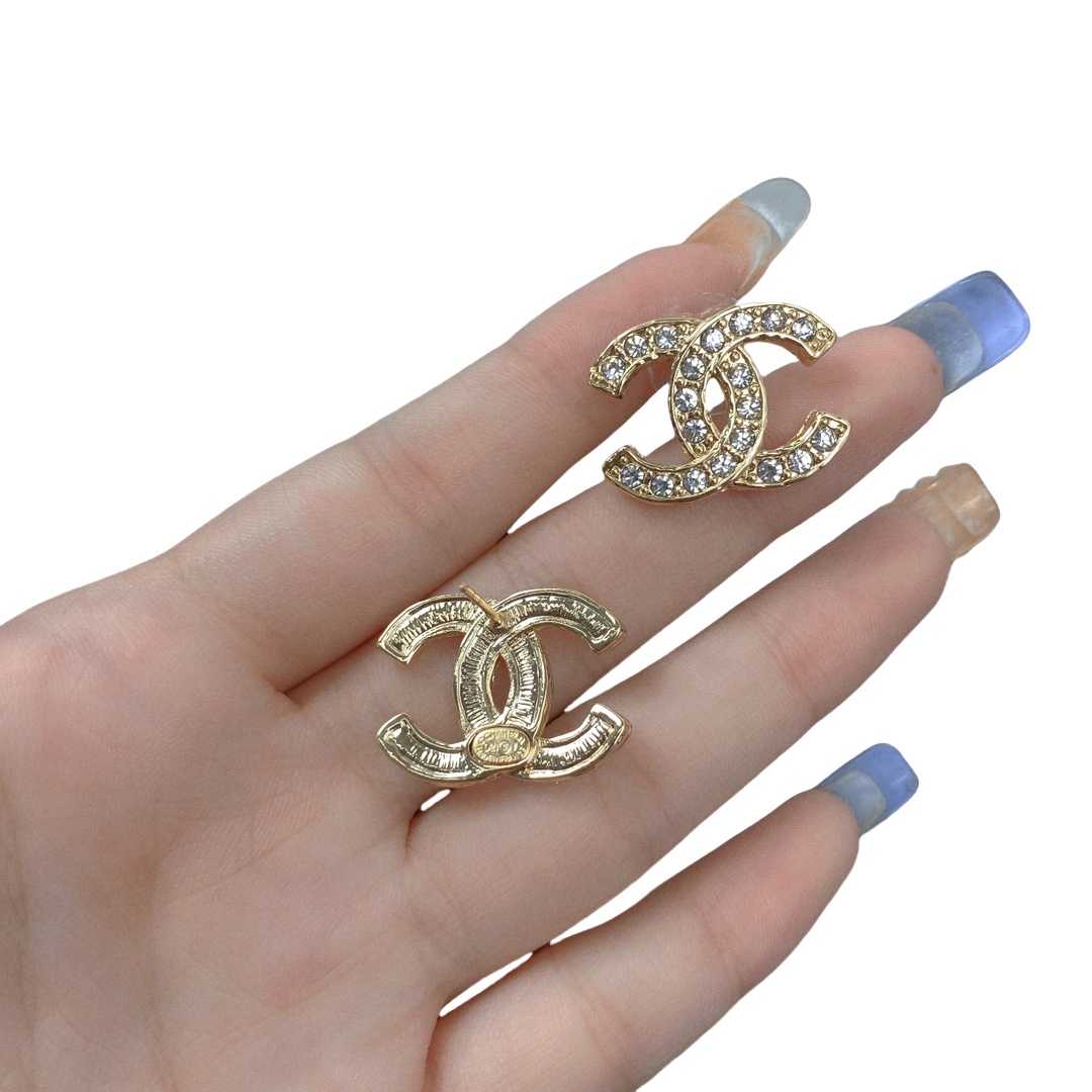 CCE828 Chanel Full crystal CC logo stud earring - ccjewelryacc