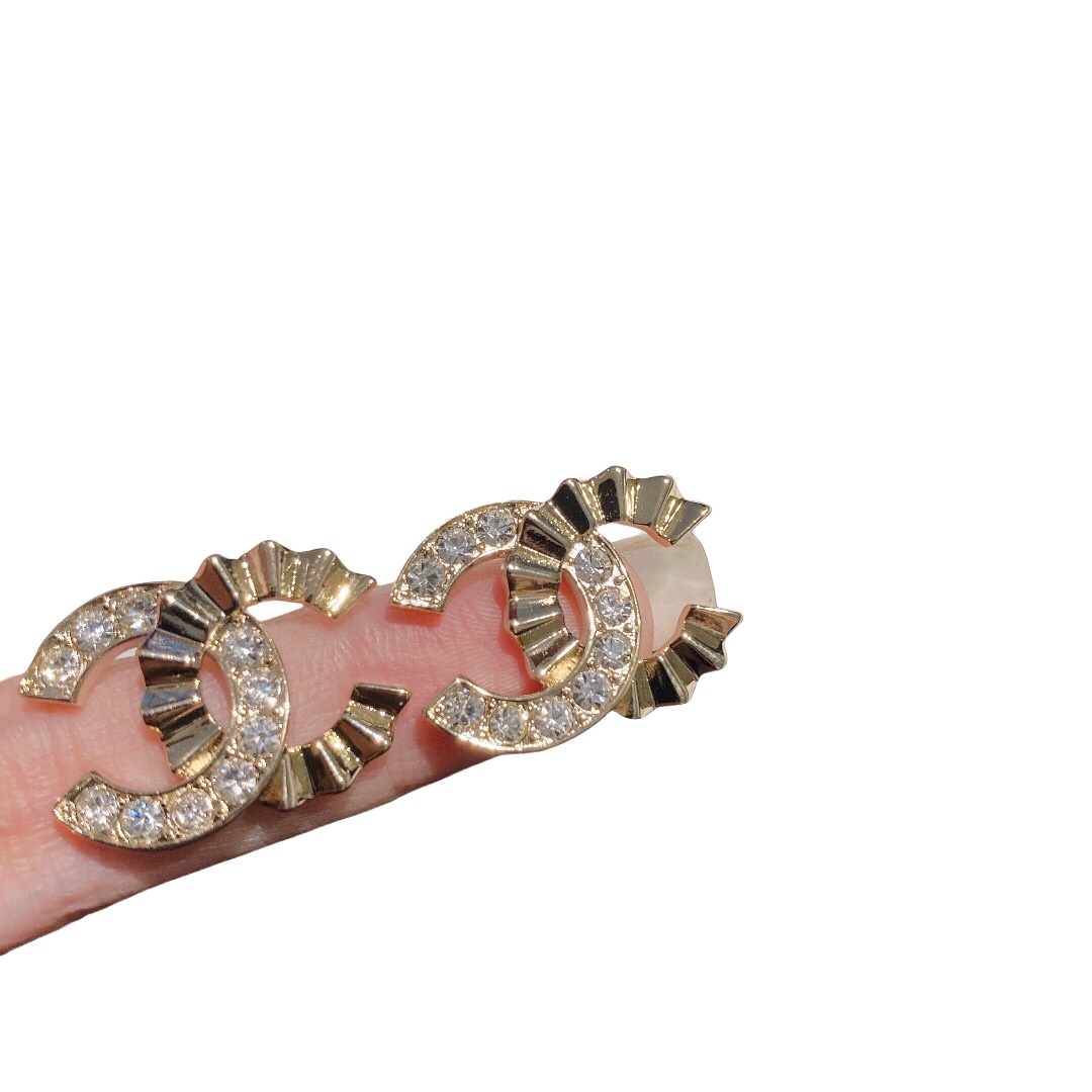 CCE175 Chanel wrinkle metal and crystal CC logo stud earring - ccjewelryacc