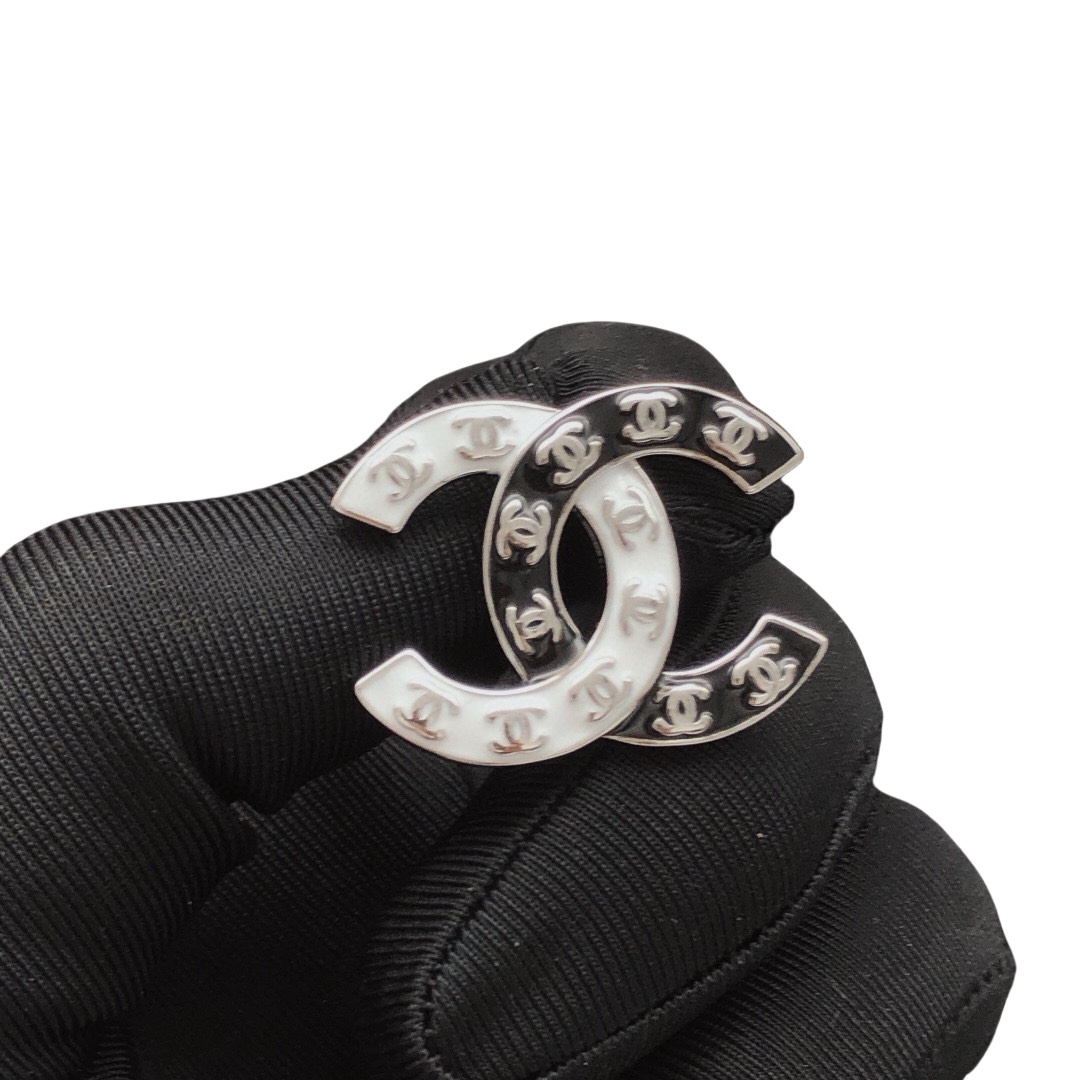 CCE504 Chanel black and white enamel CC logo earring - ccjewelryacc