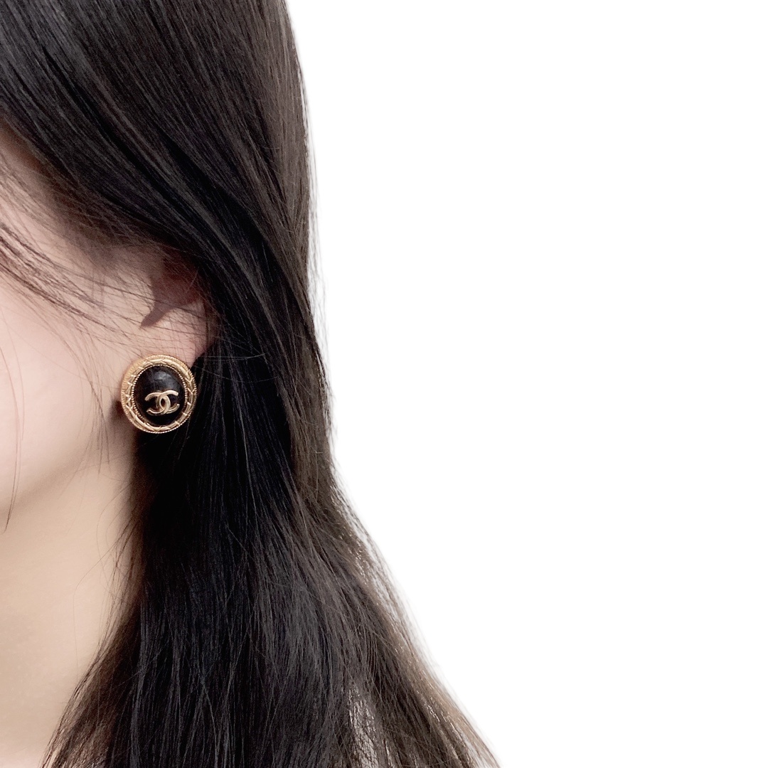 CCE800 Oval Black leather with cc logo Stud earrings - ccjewelryacc