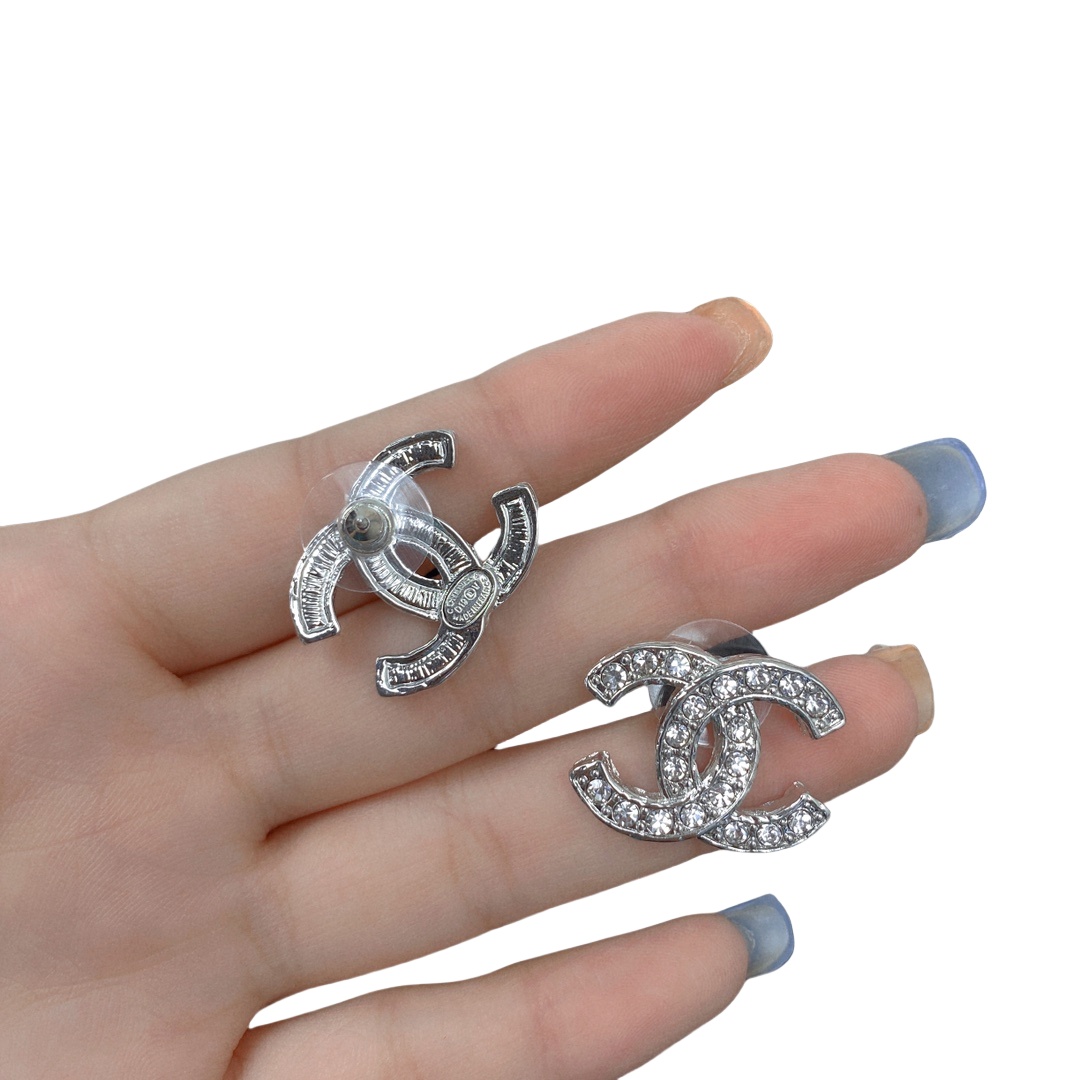 CCE828 Chanel Full crystal CC logo stud earring - ccjewelryacc